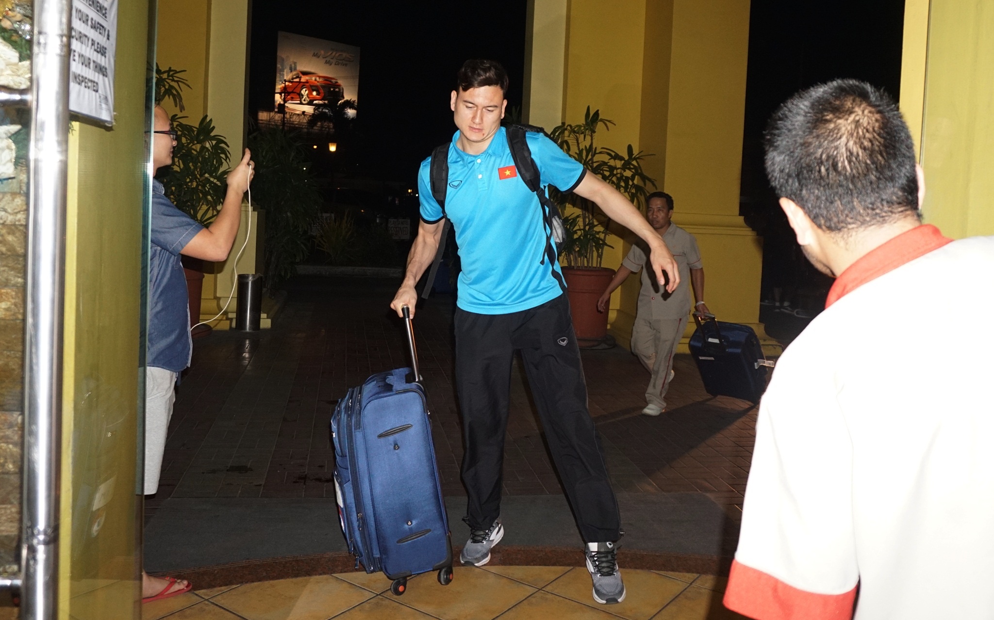 Thay tro HLV Park ue oai ve khach san an toi sau su co san bay Bacolod hinh anh