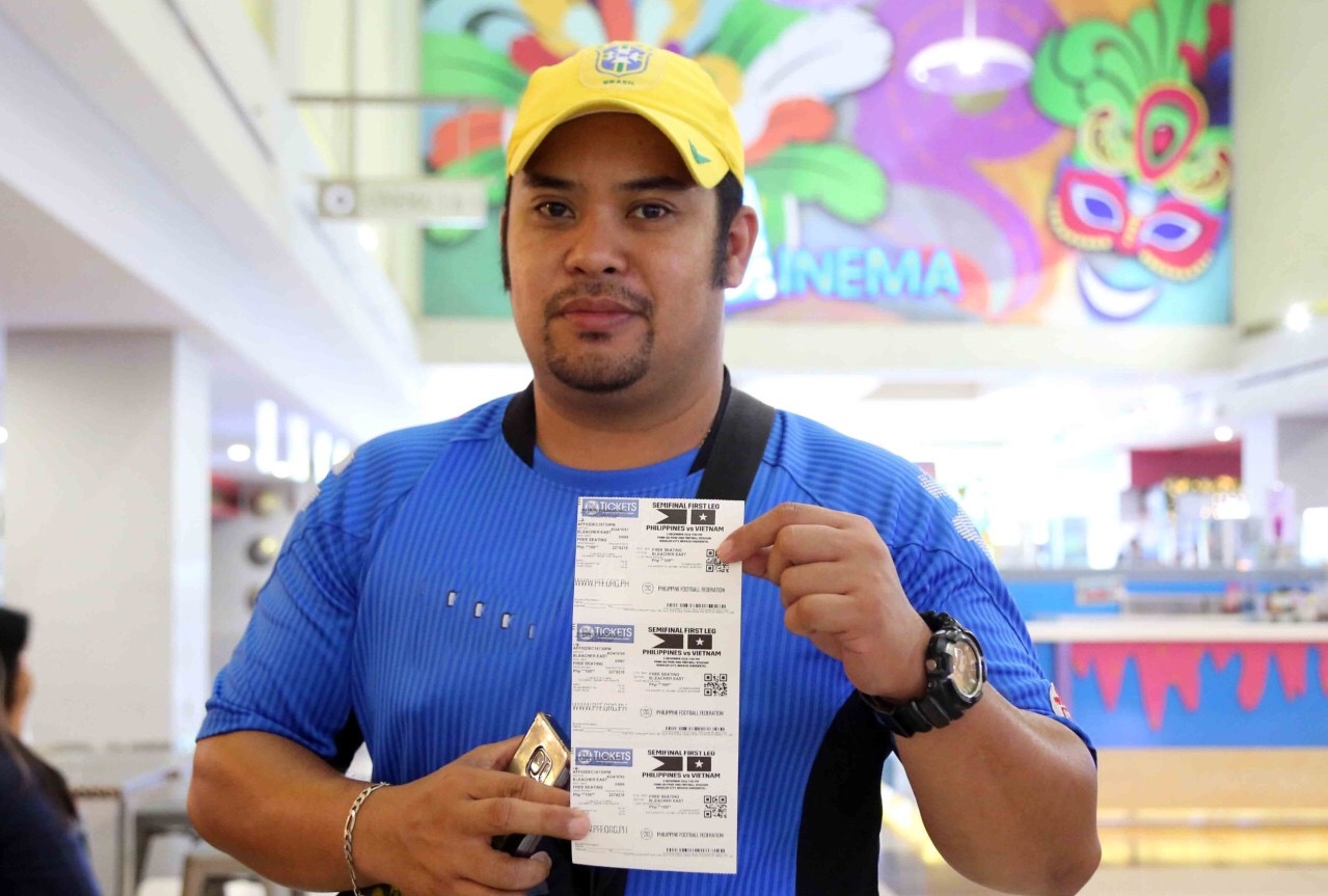 CDV Viet Nam mua ca nghin ve VIP xem tran ban ket o Philippines hinh anh