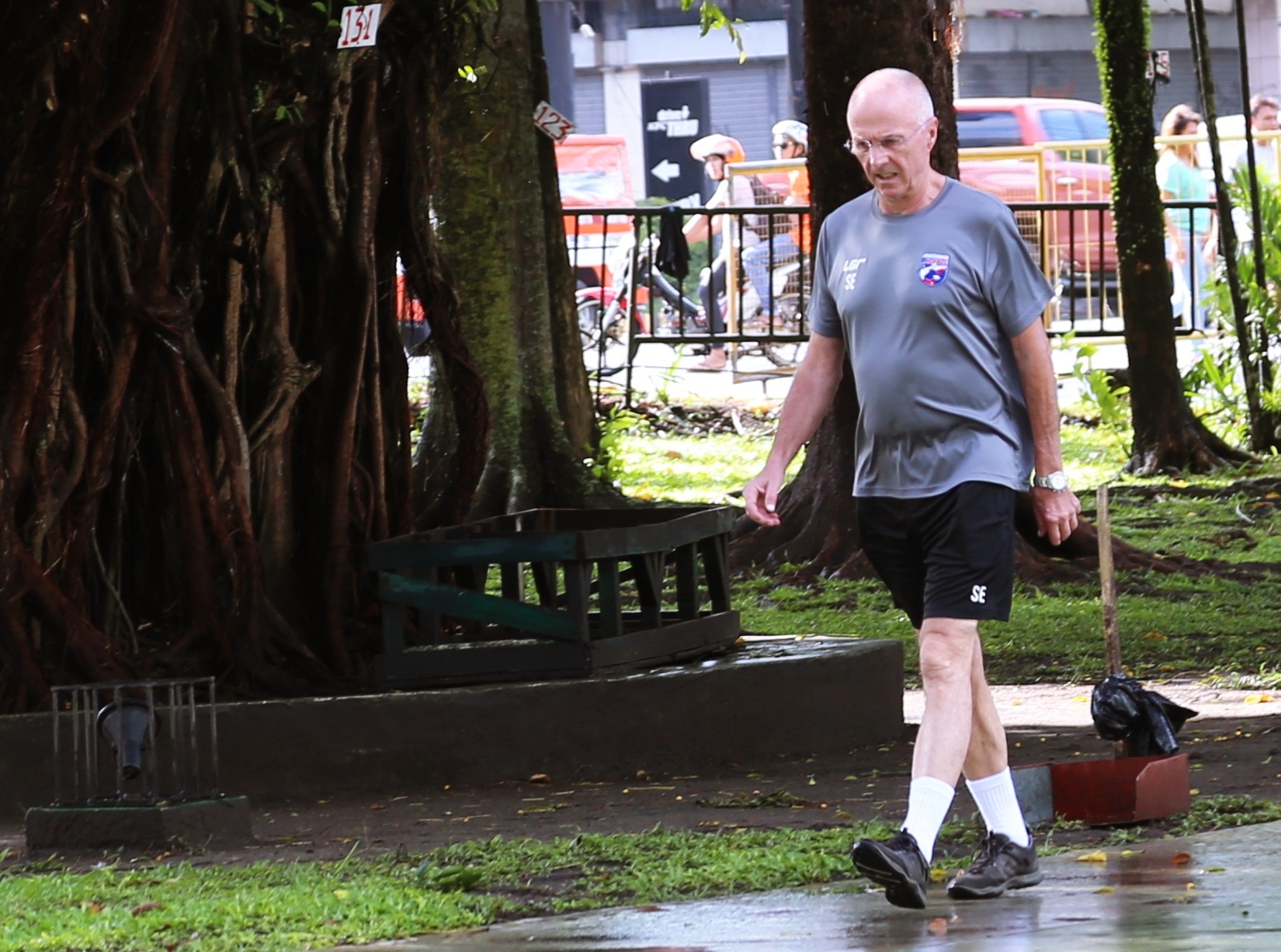 HLV Erikson va cau thu Philippines thu tha truoc gio dau voi Viet Nam hinh anh