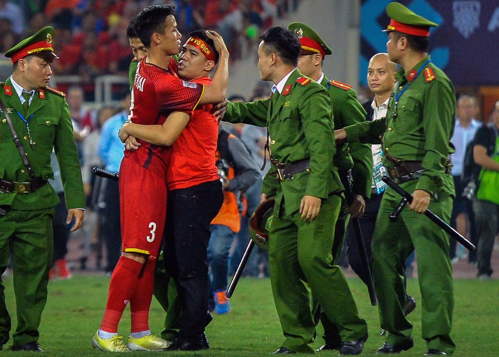 Que Ngoc Hai 'giai cuu' CDV qua khich tren san My Dinh hinh anh