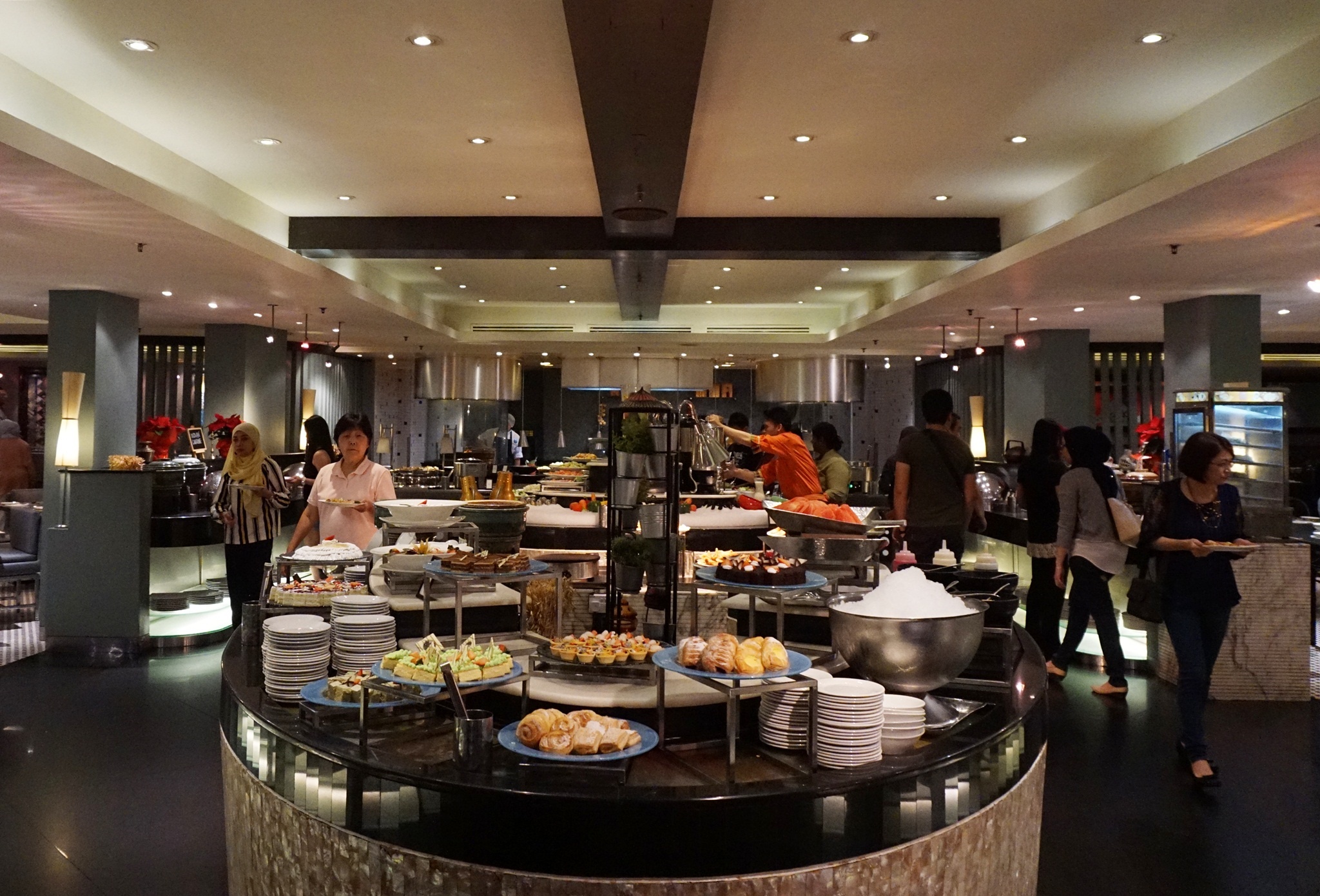 Viet Nam,  Malaysia,  AFF,  AFF Cup,  buffet,  khach san doi tuyen,  Park Hang Seo anh 1