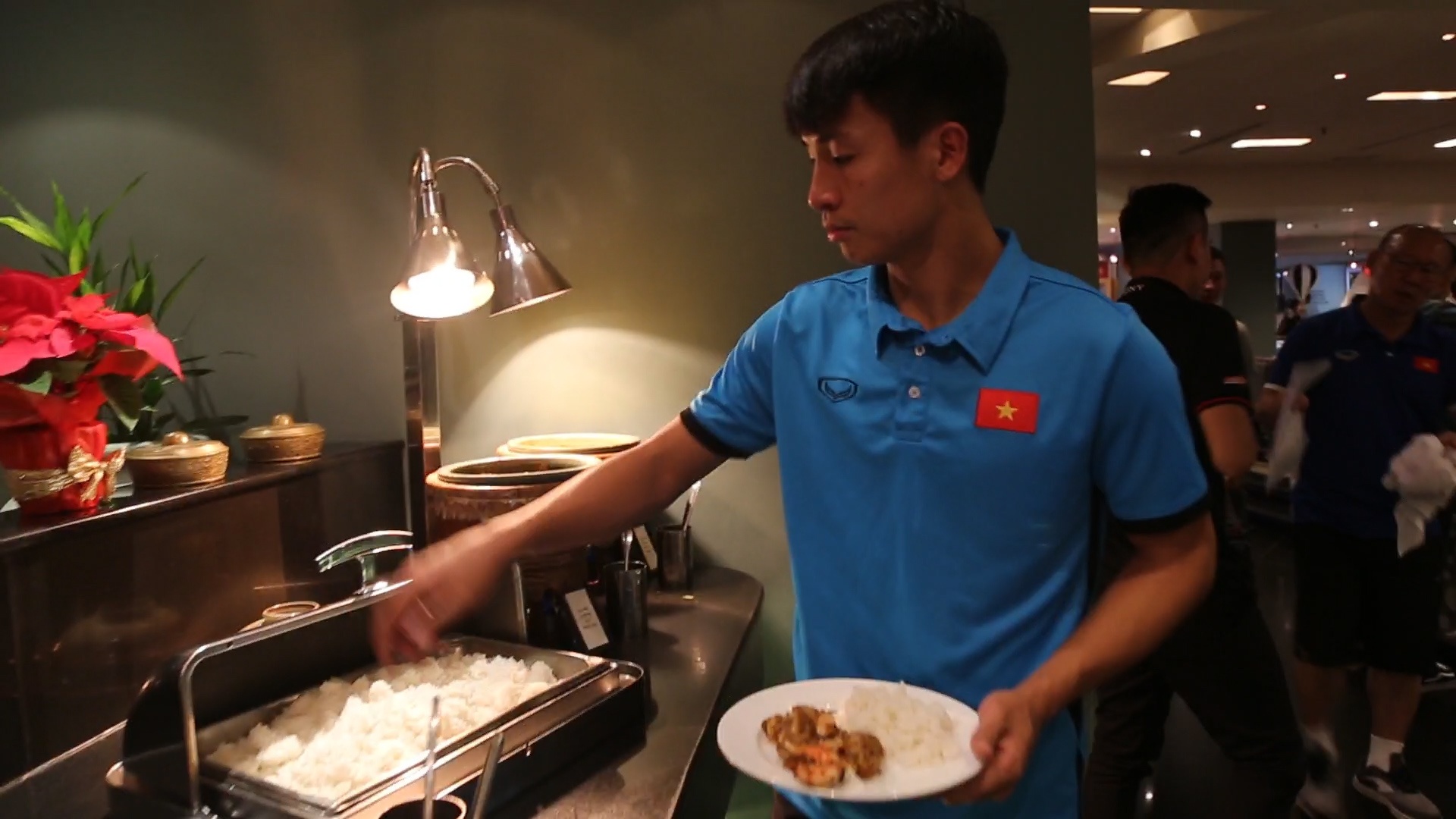 Tuyen thu Viet Nam an buffet sau buoi tap tai Malaysia hinh anh