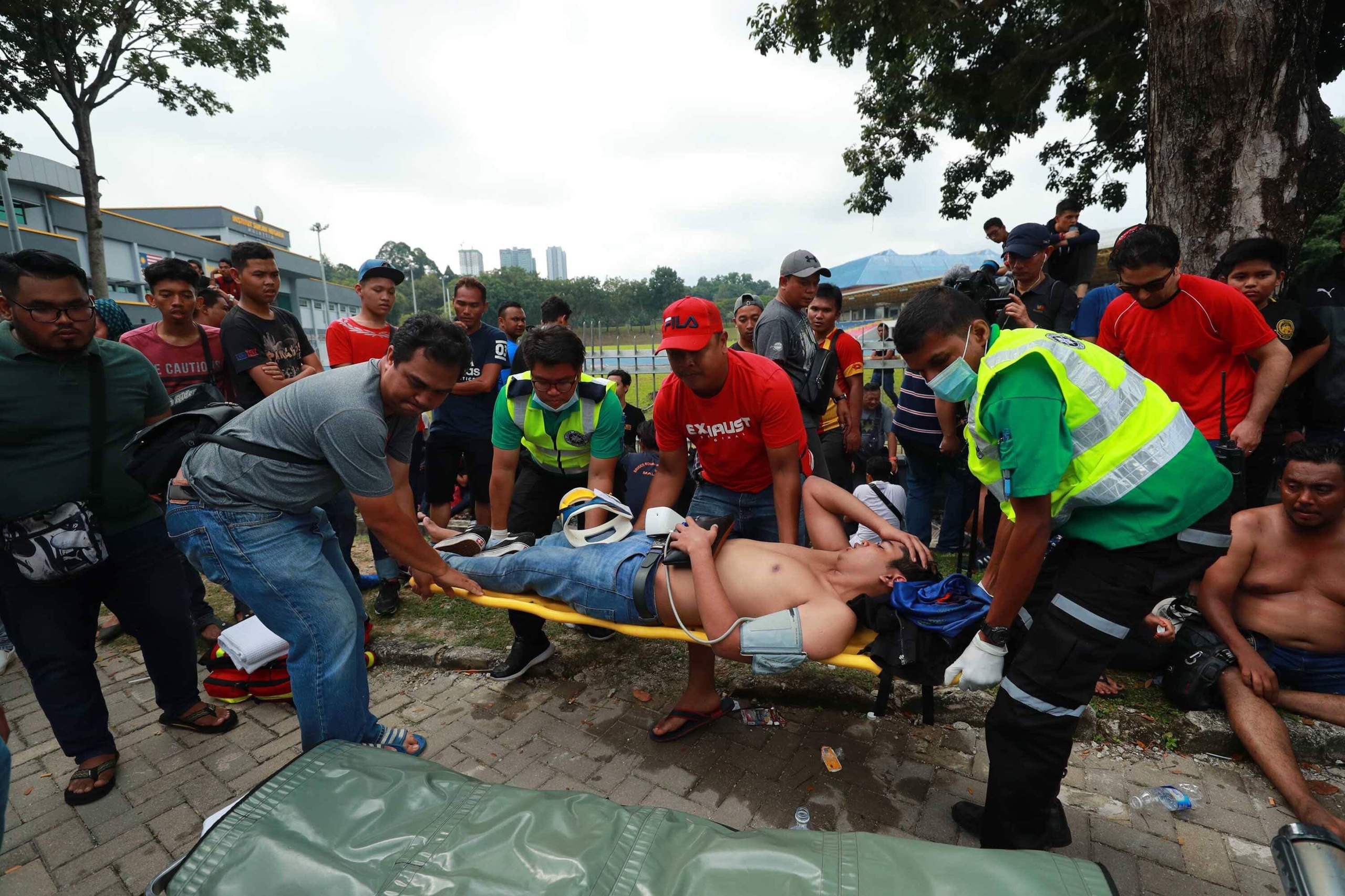 CĐV, Malaysia, Việt Nam, AFF, AFF Cup, Bukit Jalil, chung kết AFF, ngất xỉu, bị bắt ảnh 1 CDV, Malaysia, Viet Nam, AFF, AFF Cup, Bukit Jalil, chung ket AFF, ngat xiu, bi bat anh 1