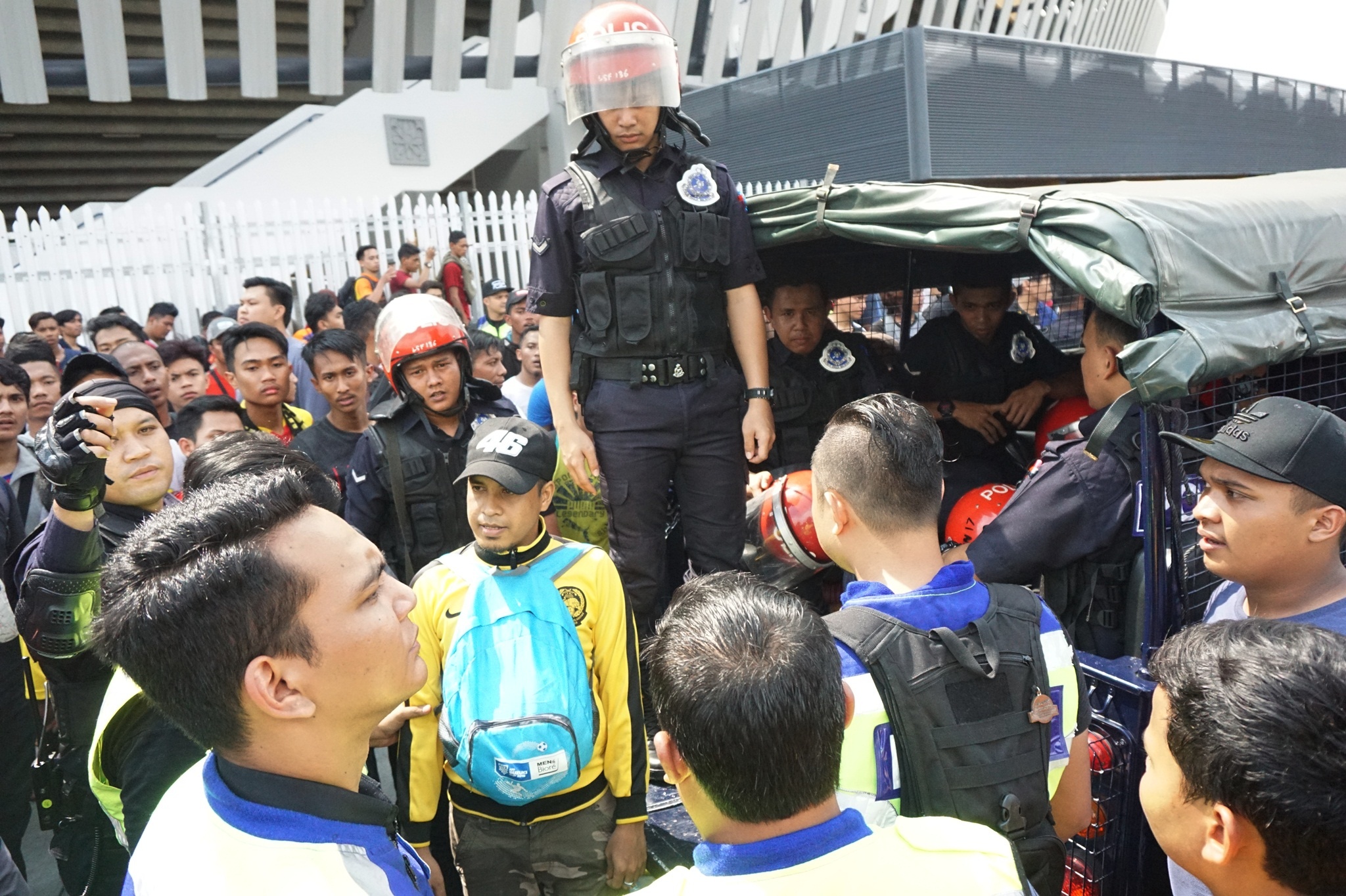 CĐV, Malaysia, Việt Nam, AFF, AFF Cup, Bukit Jalil, chung kết AFF, ngất xỉu, bị bắt ảnh 9 CDV, Malaysia, Viet Nam, AFF, AFF Cup, Bukit Jalil, chung ket AFF, ngat xiu, bi bat anh 9