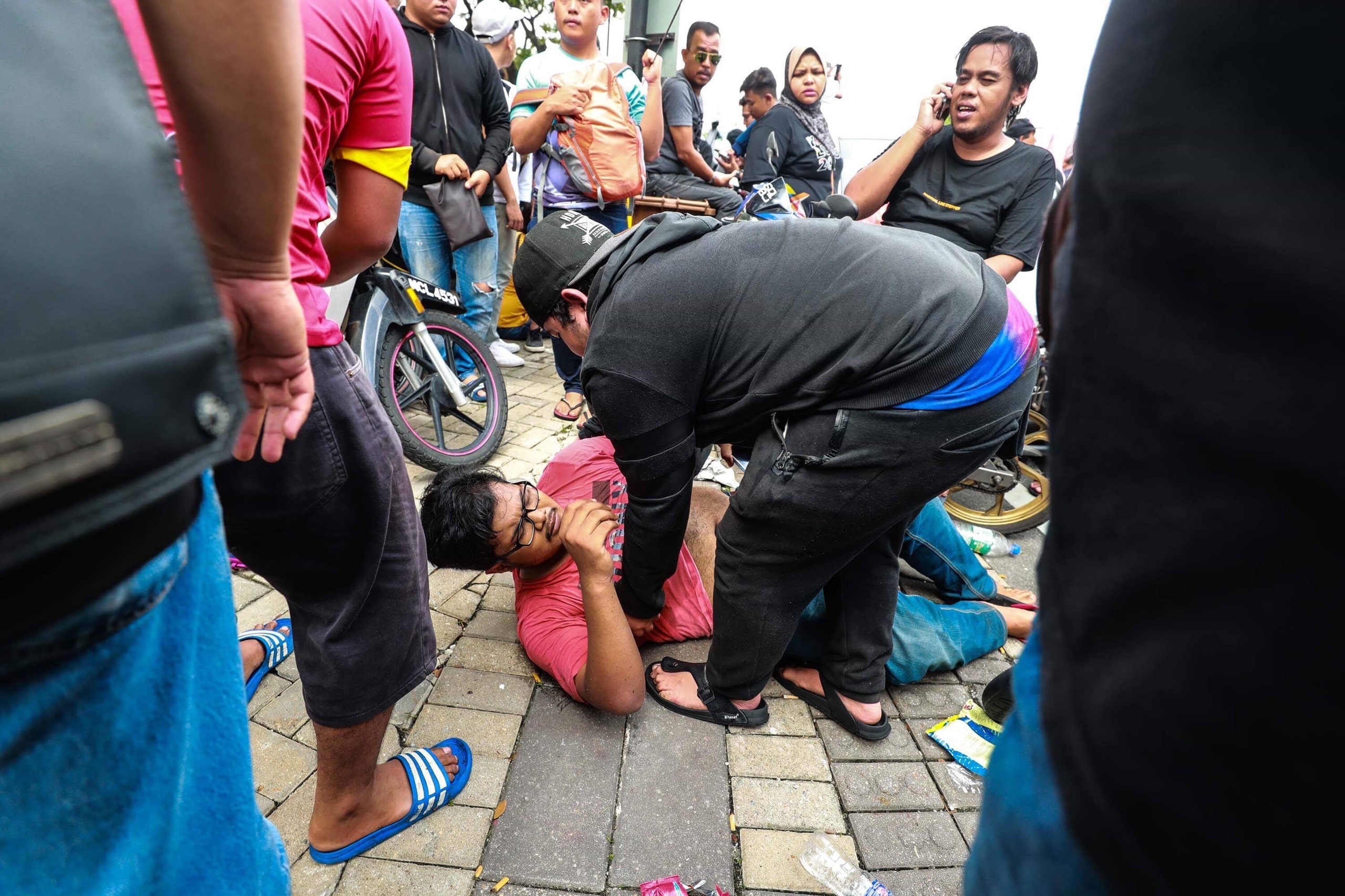 CĐV, Malaysia, Việt Nam, AFF, AFF Cup, Bukit Jalil, chung kết AFF, ngất xỉu, bị bắt ảnh 2 CDV, Malaysia, Viet Nam, AFF, AFF Cup, Bukit Jalil, chung ket AFF, ngat xiu, bi bat anh 2