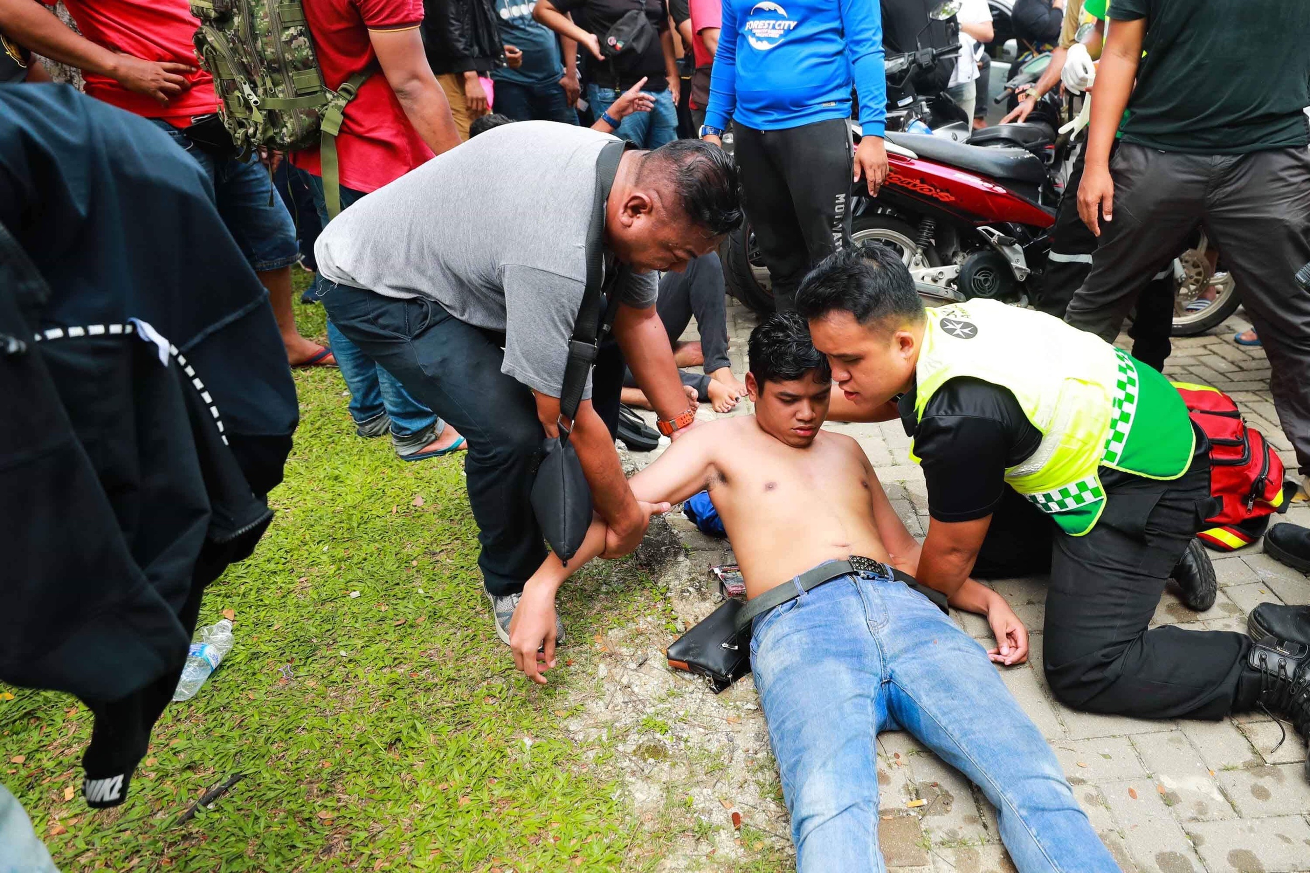 CĐV, Malaysia, Việt Nam, AFF, AFF Cup, Bukit Jalil, chung kết AFF, ngất xỉu, bị bắt ảnh 3 CDV, Malaysia, Viet Nam, AFF, AFF Cup, Bukit Jalil, chung ket AFF, ngat xiu, bi bat anh 3