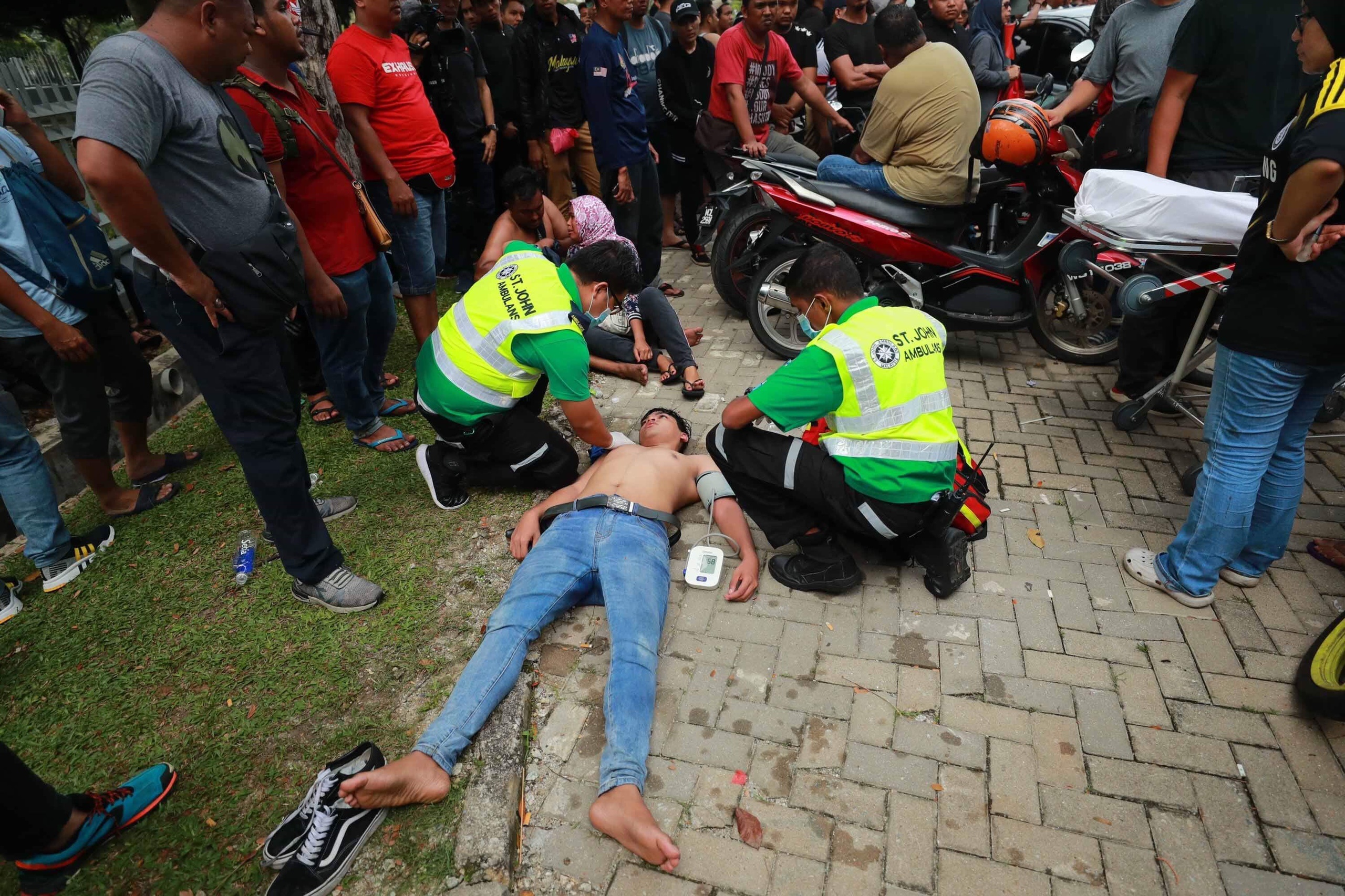 CĐV, Malaysia, Việt Nam, AFF, AFF Cup, Bukit Jalil, chung kết AFF, ngất xỉu, bị bắt ảnh 4 CDV, Malaysia, Viet Nam, AFF, AFF Cup, Bukit Jalil, chung ket AFF, ngat xiu, bi bat anh 4