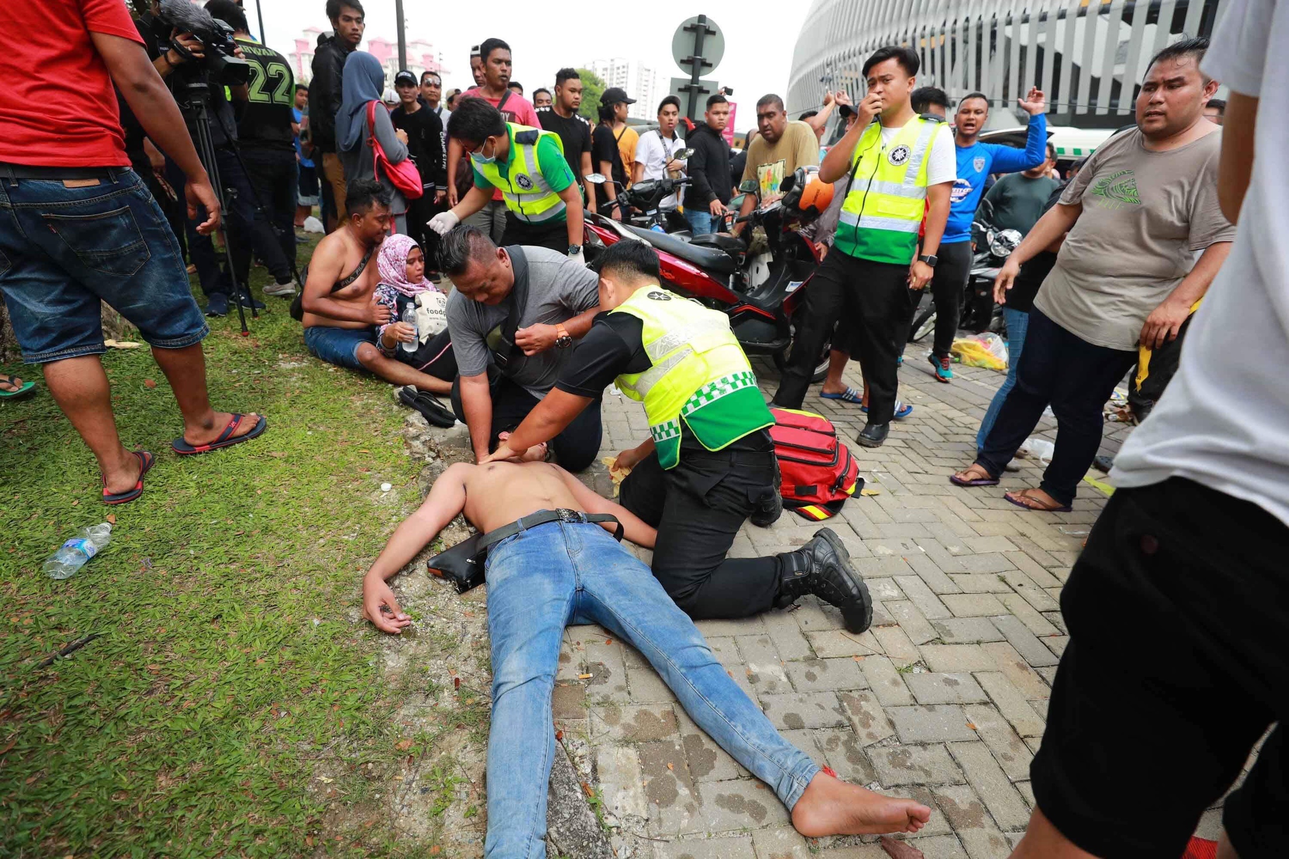 CĐV, Malaysia, Việt Nam, AFF, AFF Cup, Bukit Jalil, chung kết AFF, ngất xỉu, bị bắt ảnh 5 CDV, Malaysia, Viet Nam, AFF, AFF Cup, Bukit Jalil, chung ket AFF, ngat xiu, bi bat anh 5