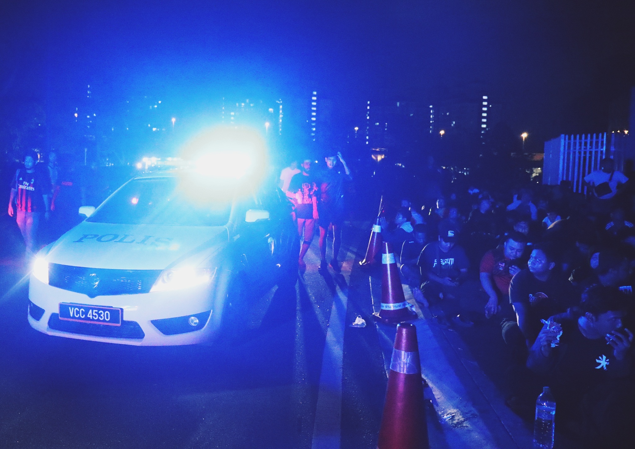 CDV Malaysia thuc trang dem cho mua ve xem chung ket gap Viet Nam hinh anh