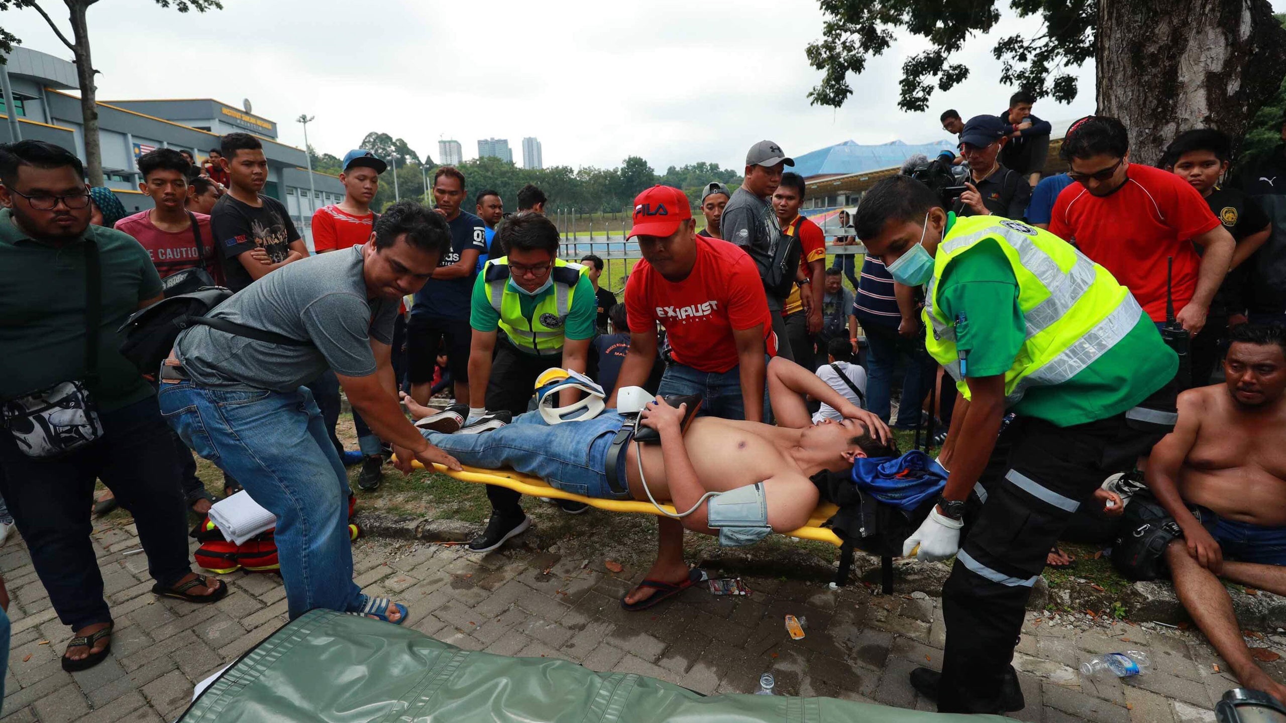CDV Malaysia ngat xiu khi xep hang mua ve chung ket AFF Cup hinh anh
