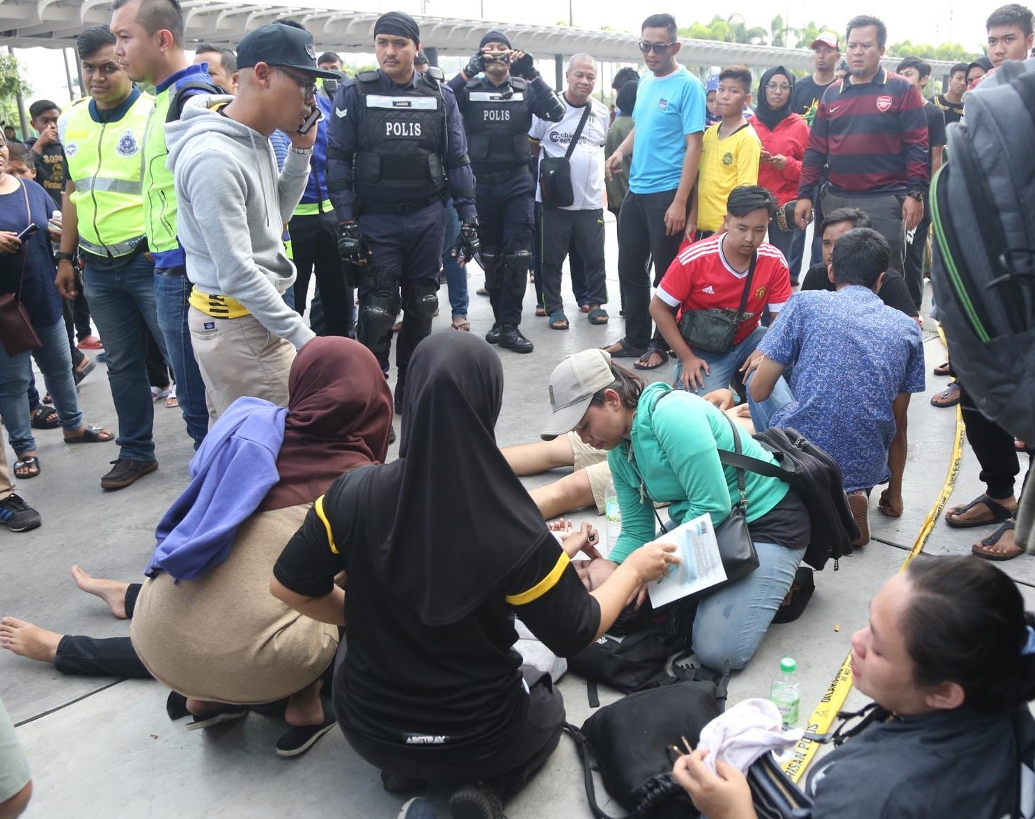 CĐV, Malaysia, Việt Nam, AFF, AFF Cup, Bukit Jalil, chung kết AFF, ngất xỉu, bị bắt ảnh 6 CDV, Malaysia, Viet Nam, AFF, AFF Cup, Bukit Jalil, chung ket AFF, ngat xiu, bi bat anh 6