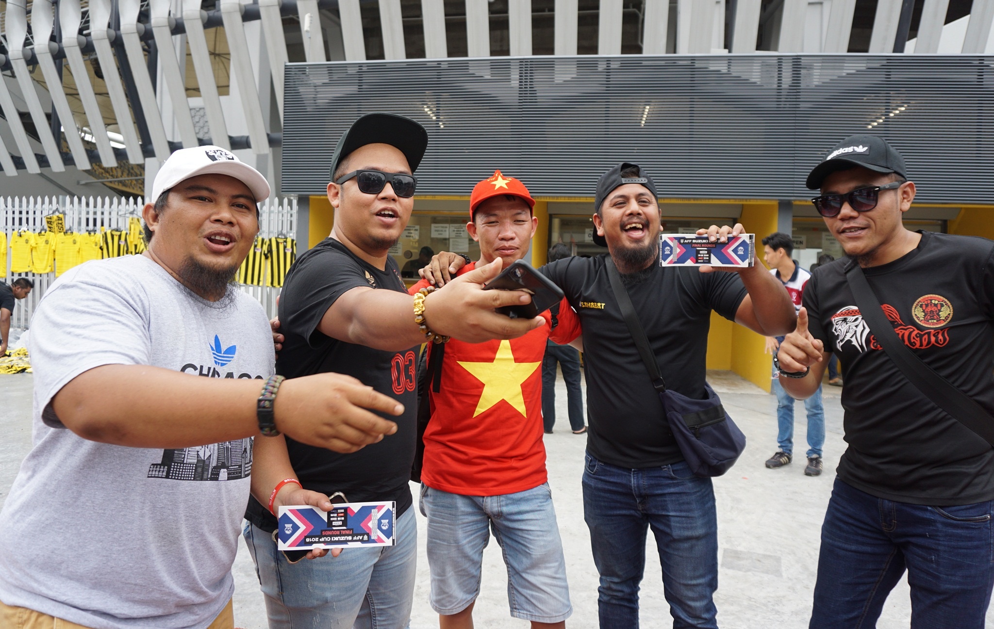 Nguoi Malaysia thong tha, CDV Viet Nam lung mua ve chung ket hinh anh