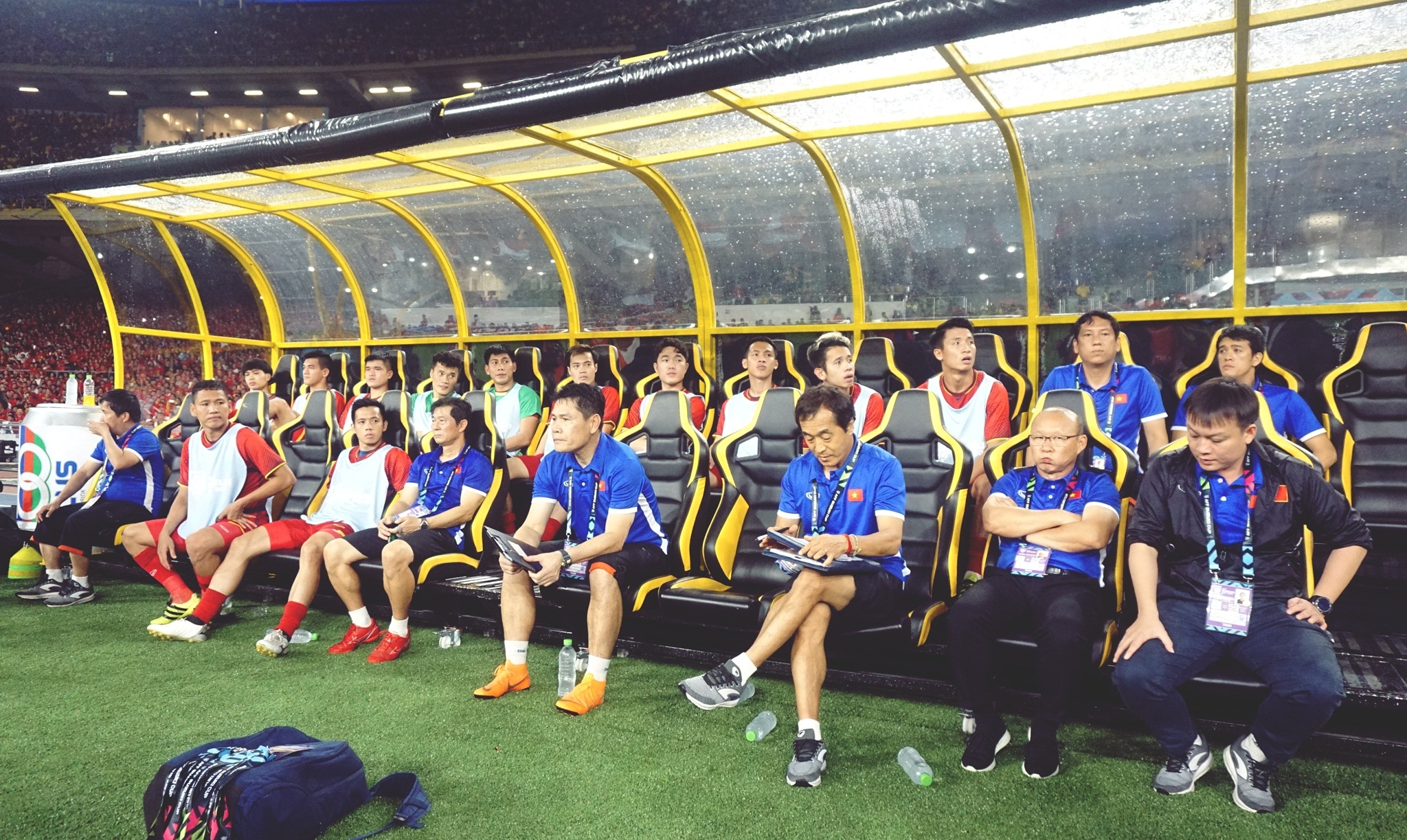 San My Dinh thieu co cho cau thu du bi Viet Nam khoi dong trong tran hinh anh