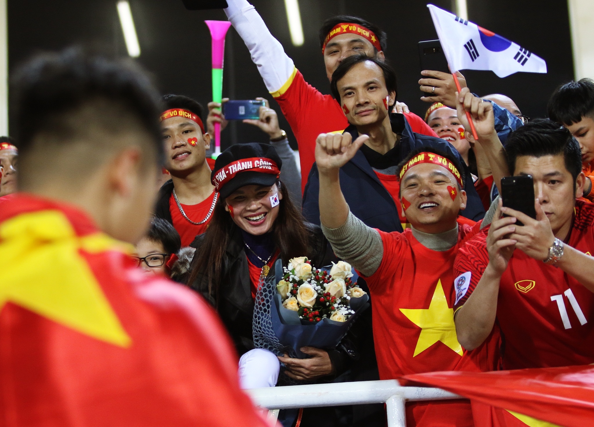 Me Quang Hai vui suong khi nhan bo hoa chien thang tu con trai hinh anh