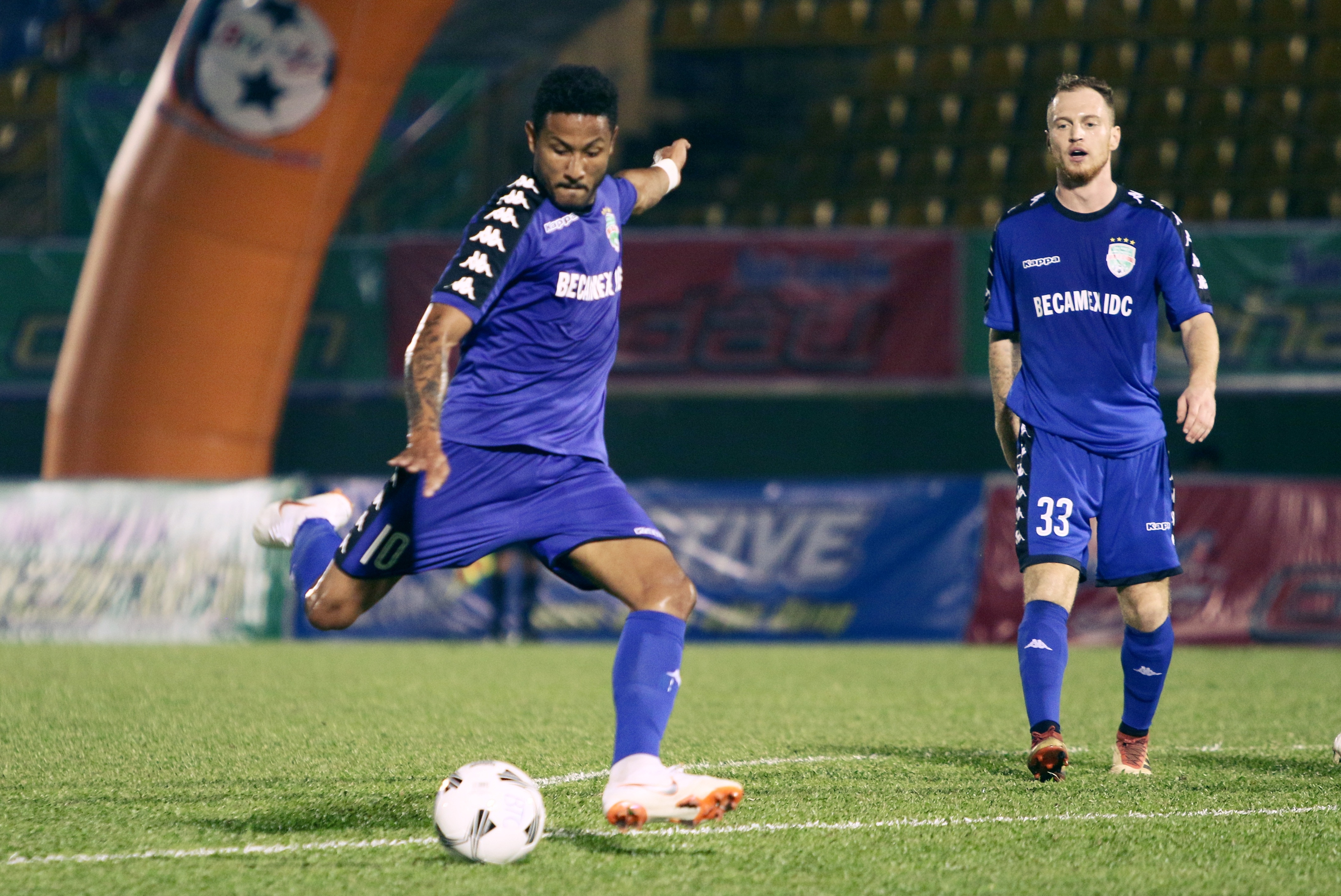 Hai CLB nuoc ngoai lam kho BTC Giai bong da quoc te BTV Cup hinh anh