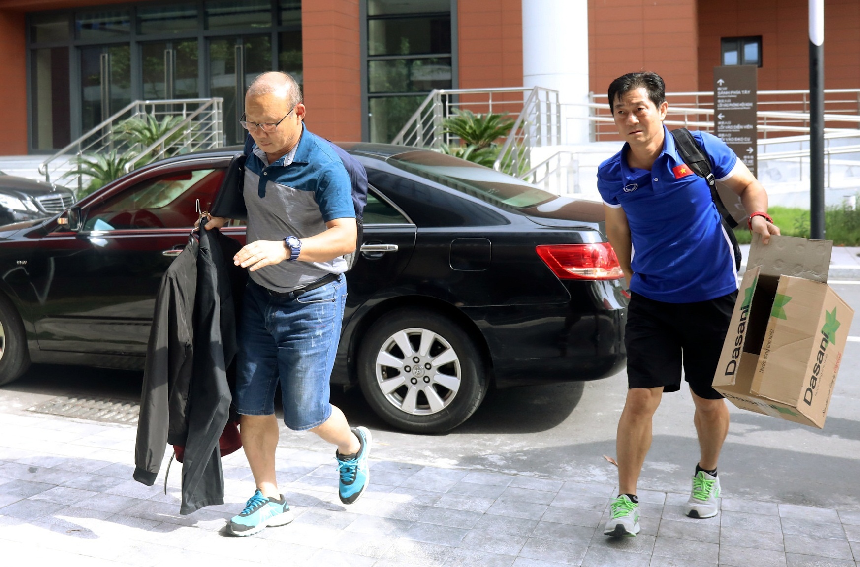 Tro ly cua ong Park Hang-seo sang Malaysia lam HLV doi hang 3 hinh anh