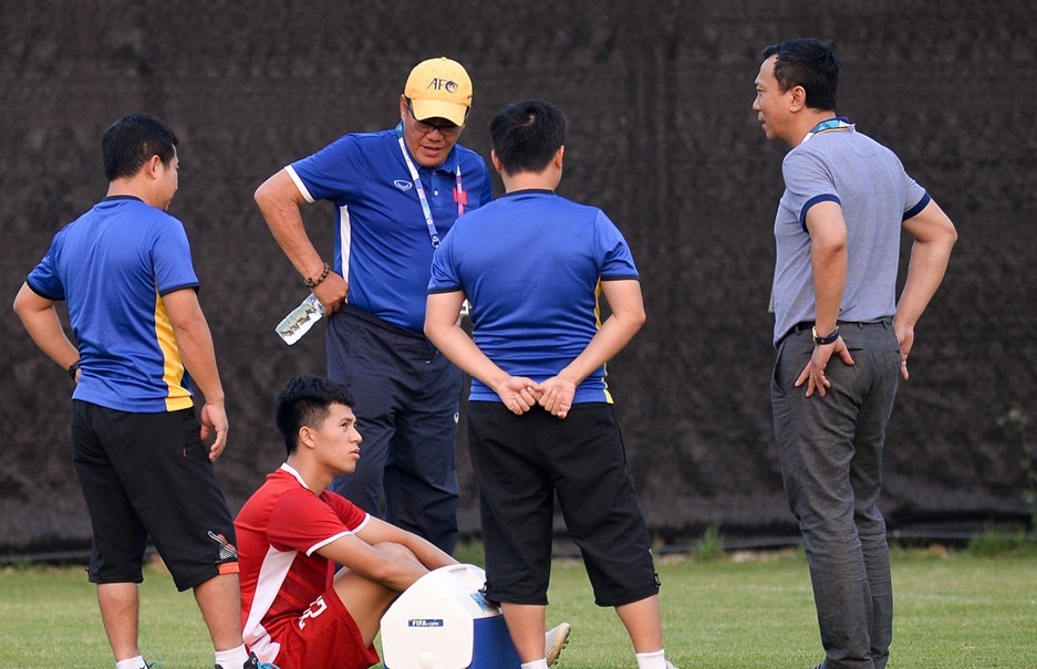 Tuyen thu Viet Nam sot ruot cho di Han Quoc phau thuat hinh anh