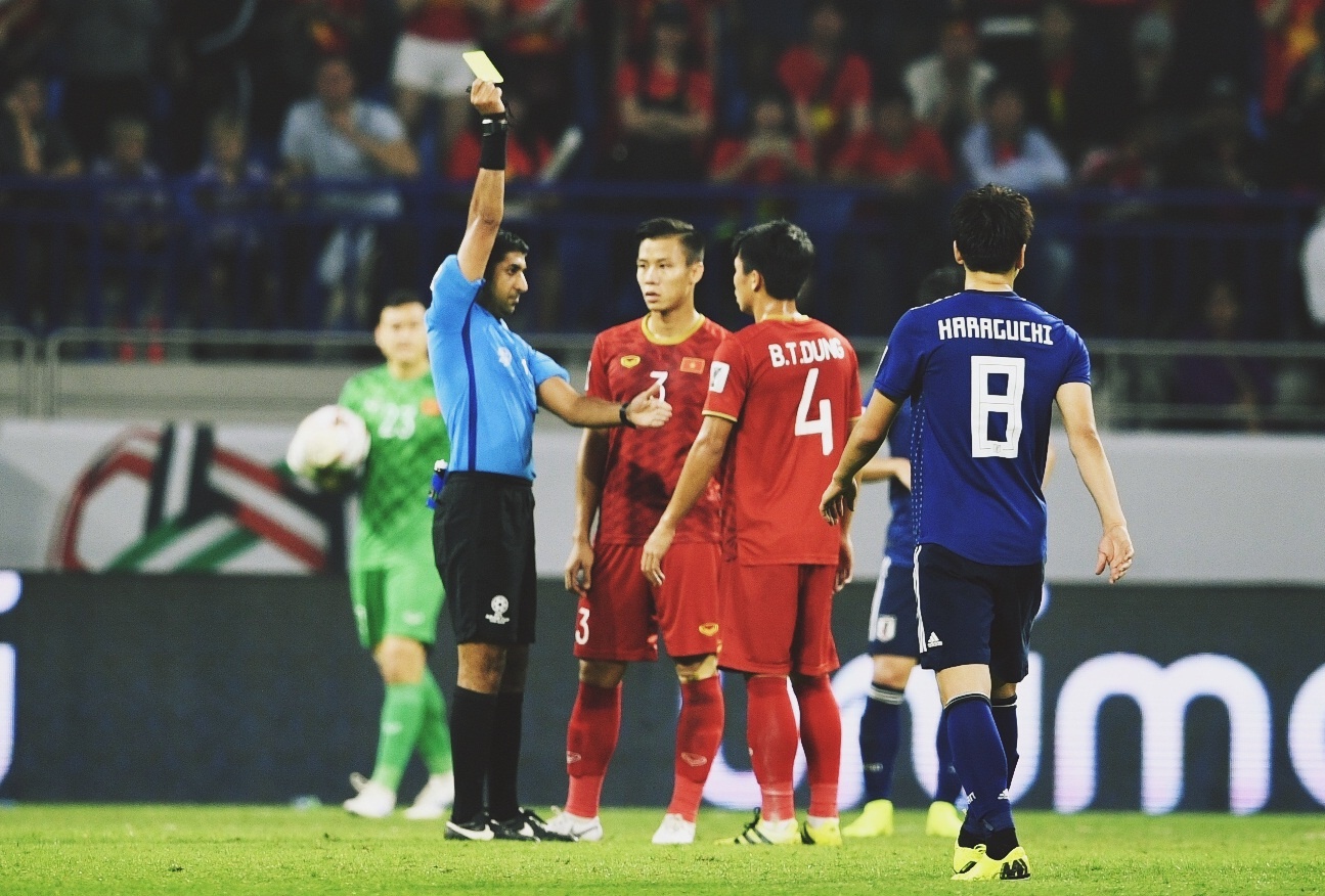 Cuu trong tai FIFA: ‘Tinh huong phat den dien ra qua nhanh’ hinh anh