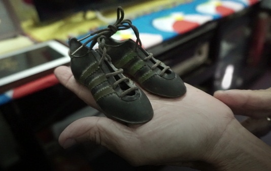 Can canh doi giay nho nguoi Nhat tang cho cau thu Viet Nam hinh anh