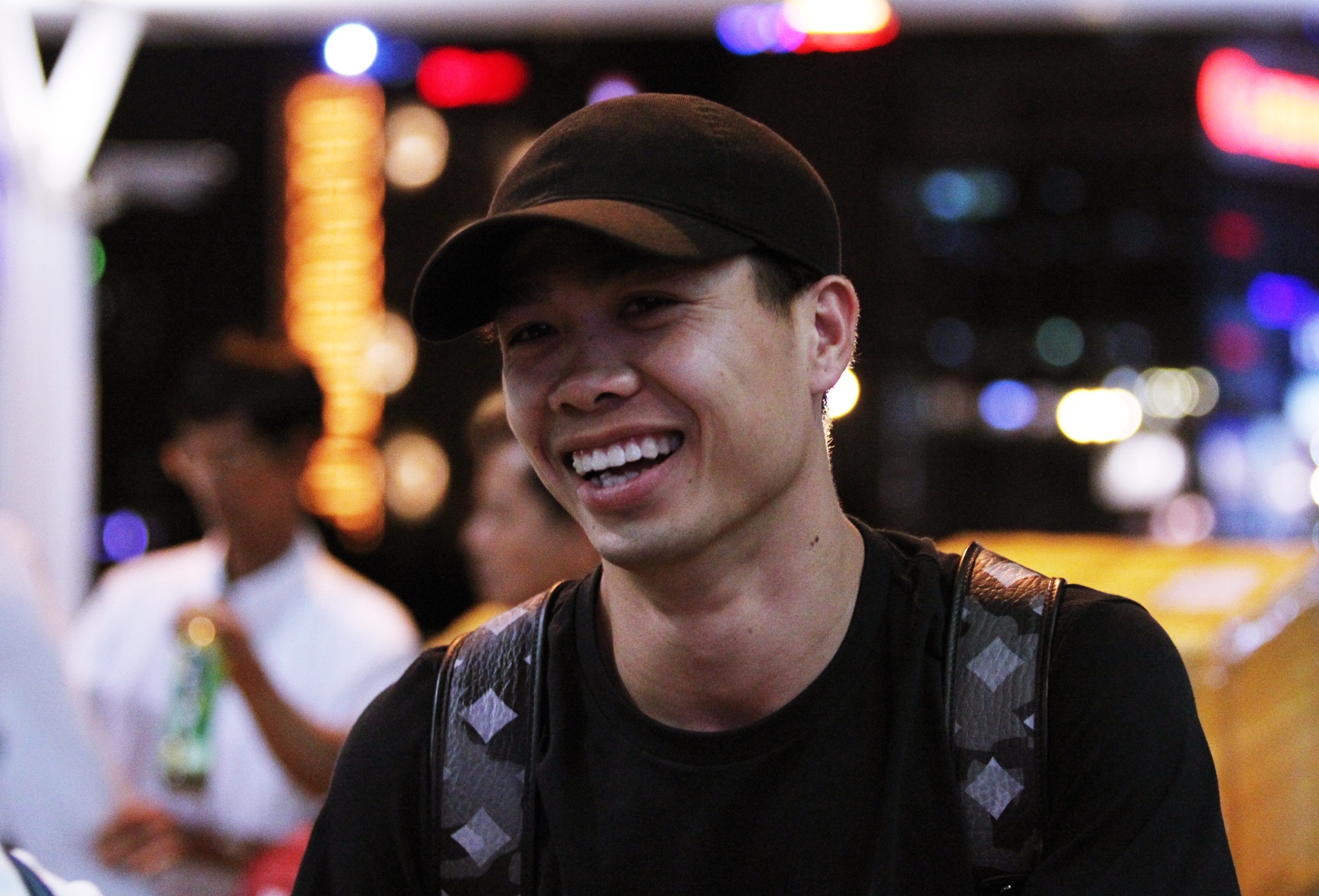 Cong Phuong len duong di Incheon 'voi trai tim nong bong' hinh anh