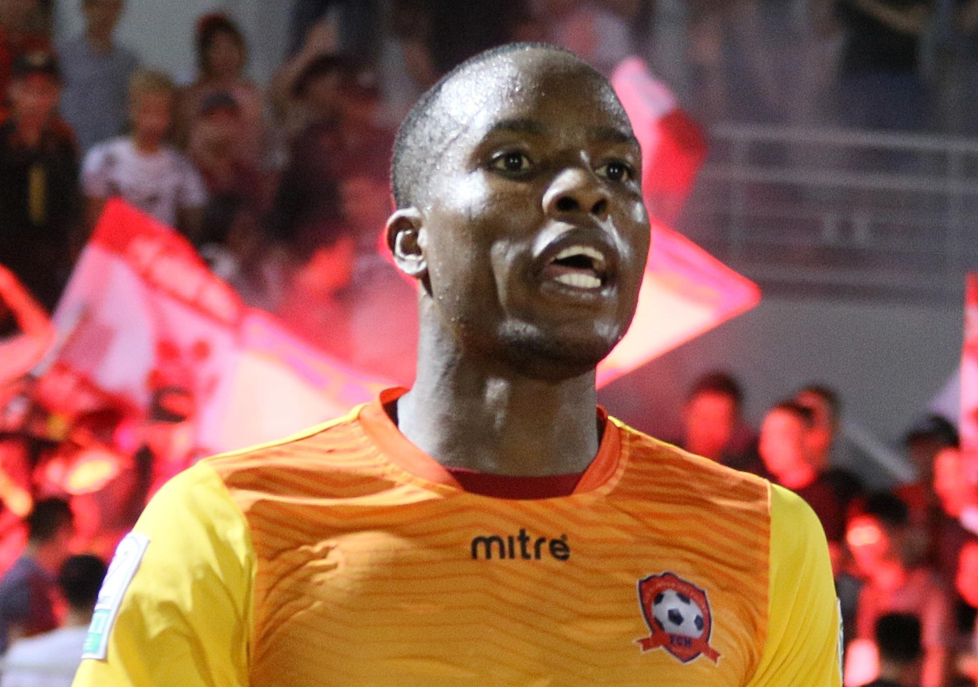 Ngoai binh Jamaica tung dan vo con di doi hop dong o CLB Hai Phong hinh anh