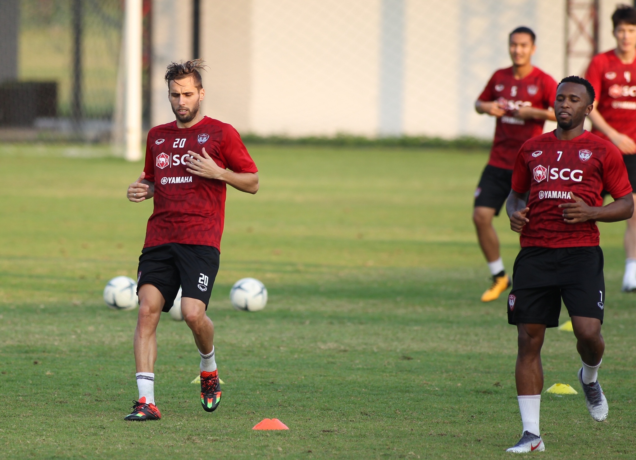 Dang Van Lam,  day chuyen,  Muangthong United,  PT Prachuap,  Viet Nam,  Nga,  Thai League,  AFF Cup 2018 anh 1