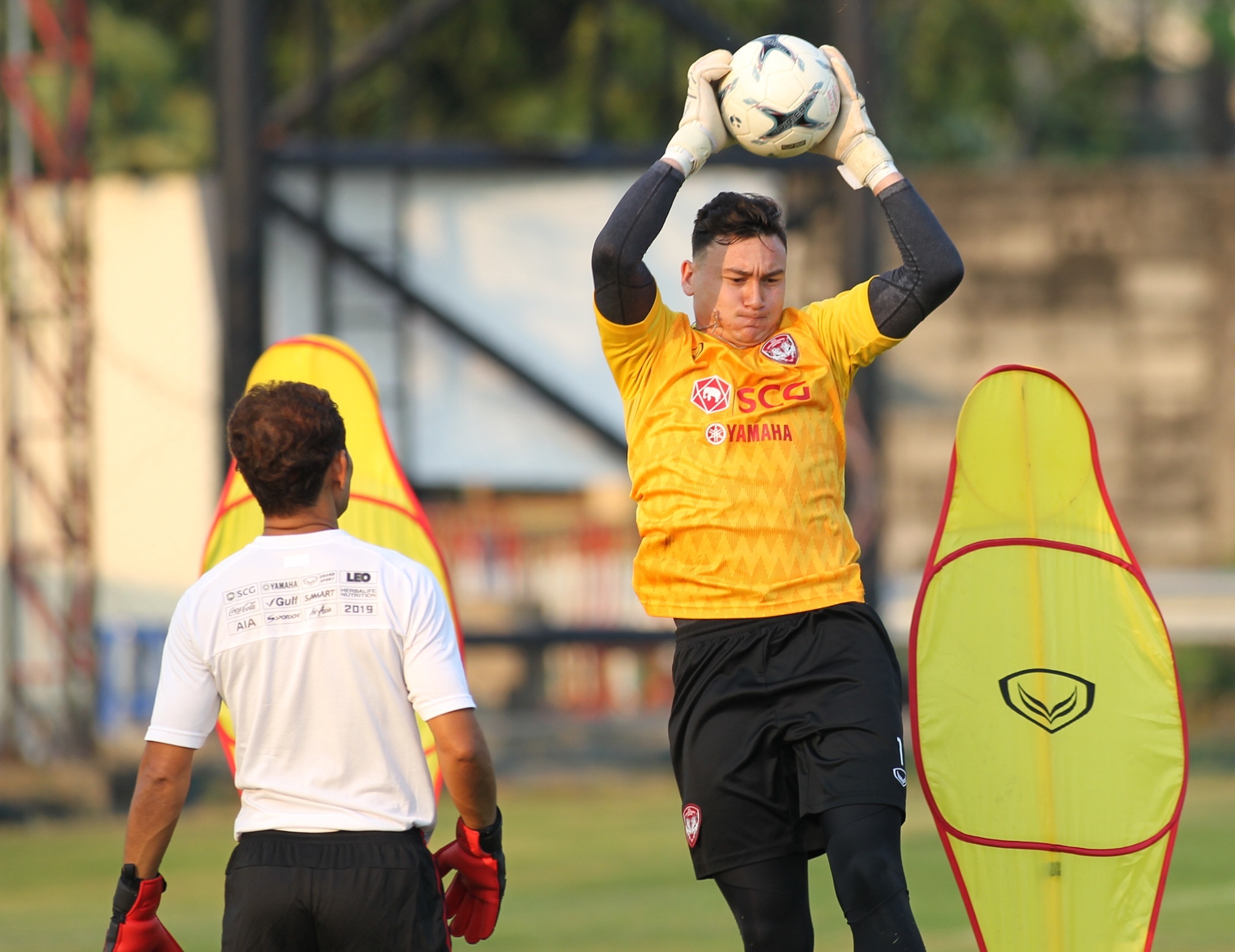 HLV Muangthong United: 'Mong Van Lam san sang cho tran mo man' hinh anh