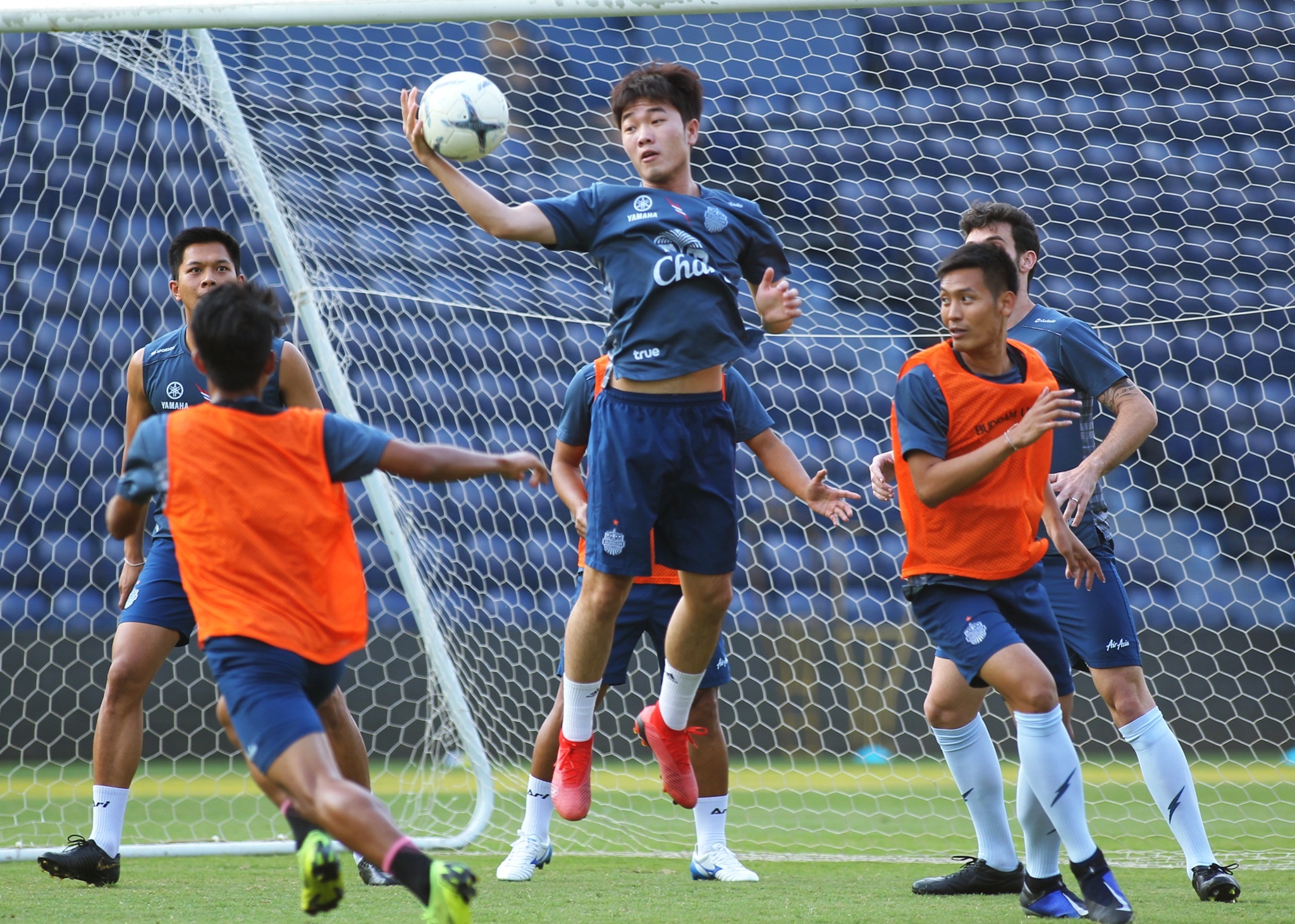 Luong Xuan Truong,  Xuan Truong,  El Clasico,  Thai Lan,  Thai League,  Newin Chidchob,  Bozidar Bandovic,  Buriram United anh 1