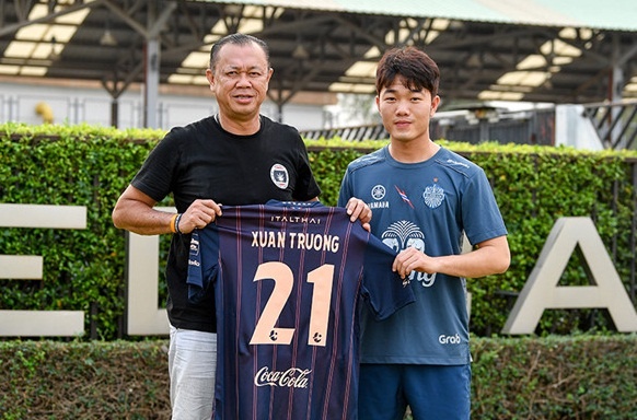 Xuan Truong khich le Tuan Anh tu xa bang so ao cua Andrea Pirlo hinh anh