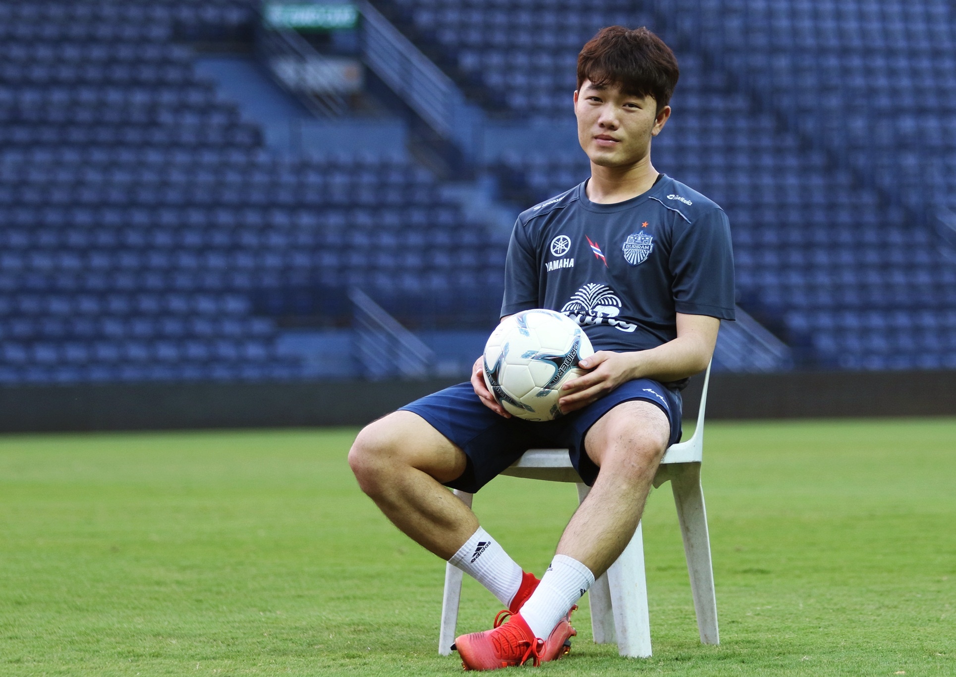 Xuan Truong o rieng, di an nha hang khi choi cho Buriram United hinh anh