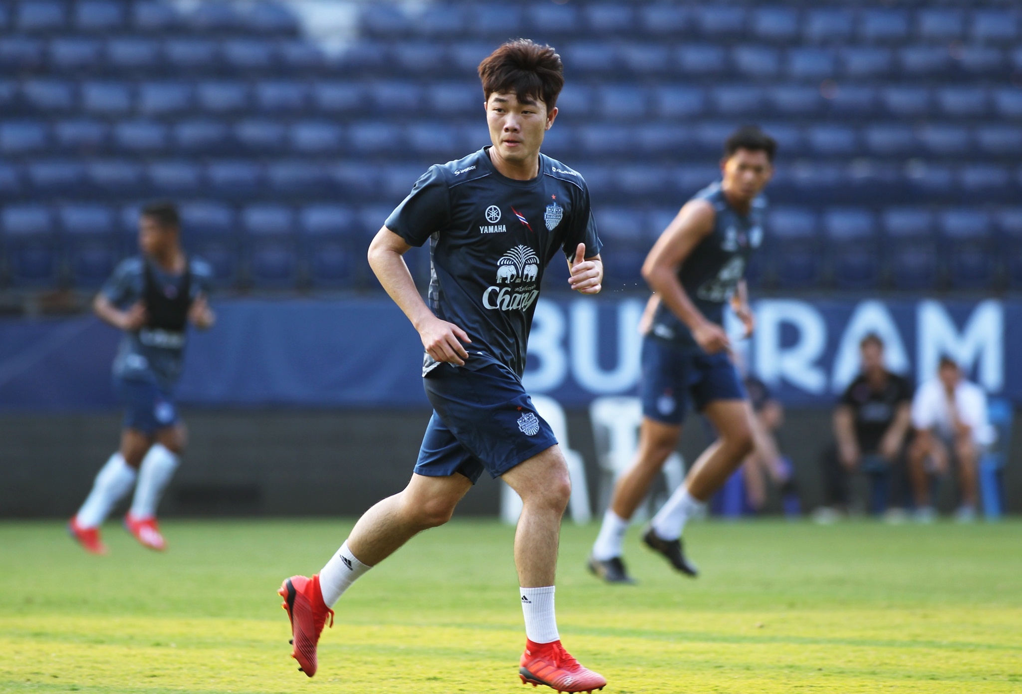 Luong Xuan Truong,  Nguyen Tuan Anh,  Tuan Anh,  HAGL,  Buriram United,  Andrea Pirlo anh 2