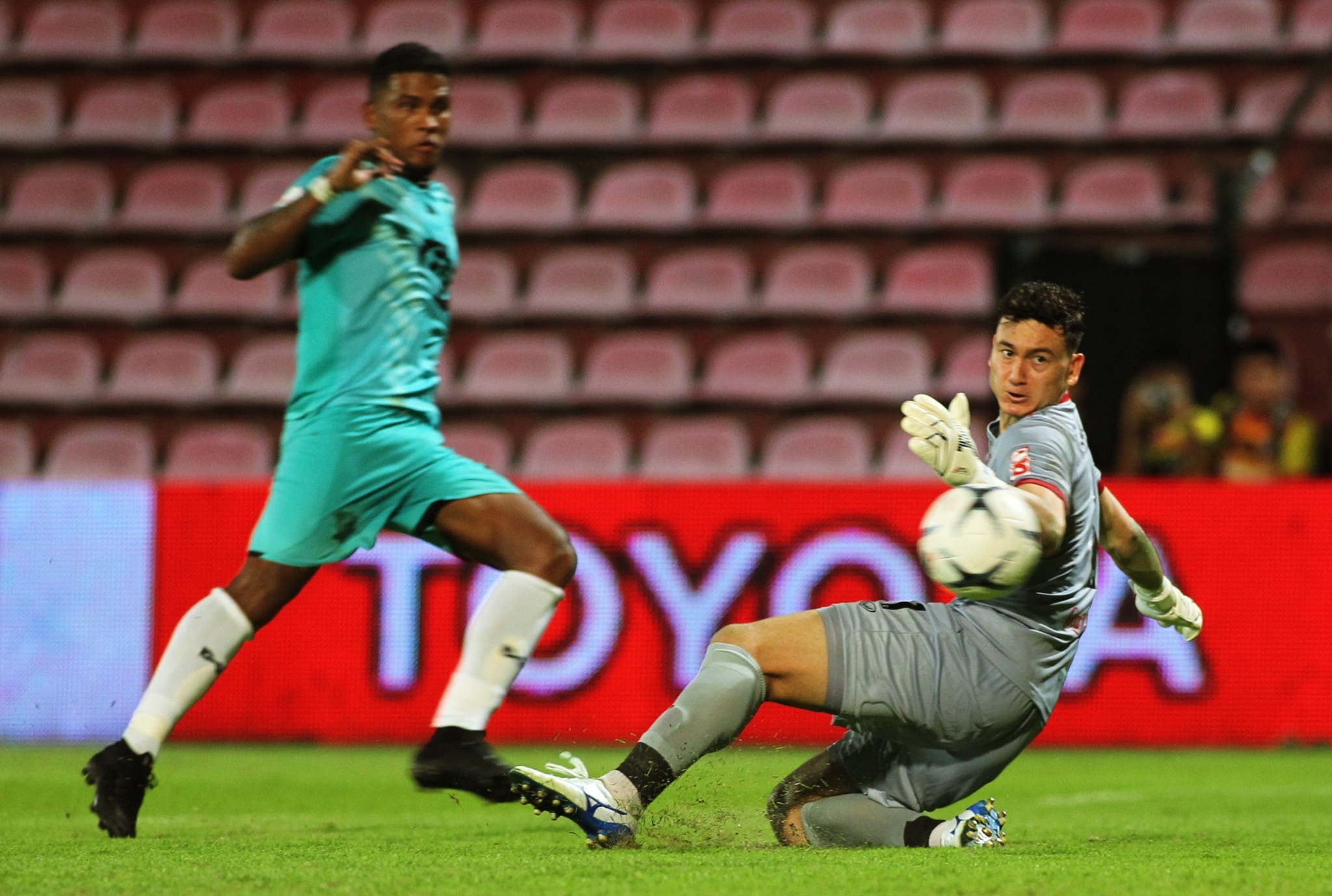 Dang Van Lam,  Van Lam,  Thai League,  Muangthong United,   PT Prachuap, anh 8