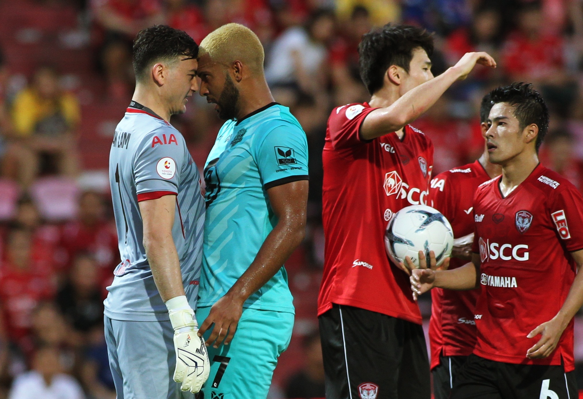 Dang Van Lam bi doi thu khieu khich khi thi dau tren dat Thai hinh anh