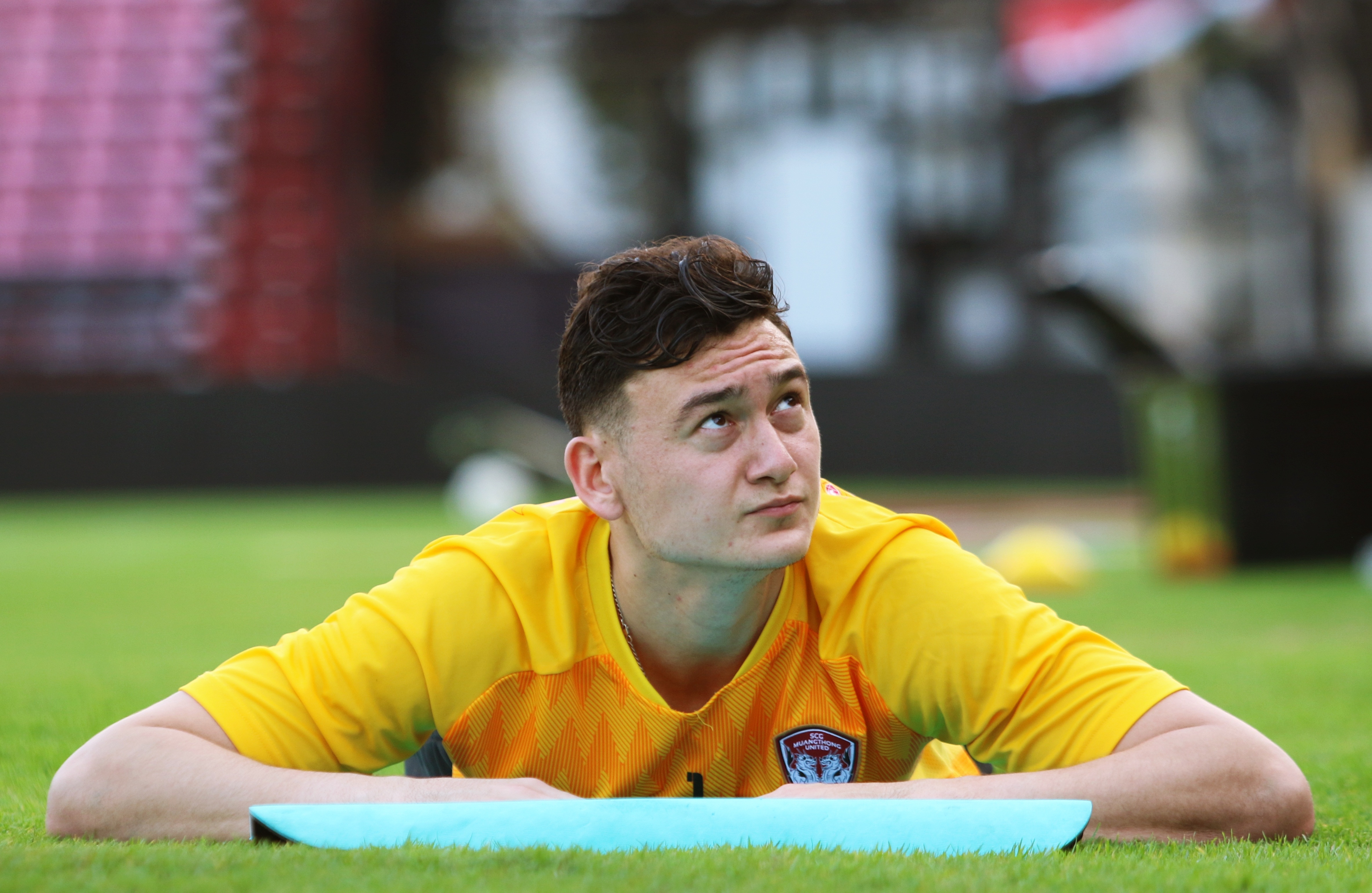 Dang Van Lam phai o ngoai san trong buoi tap cua Muangthong hinh anh