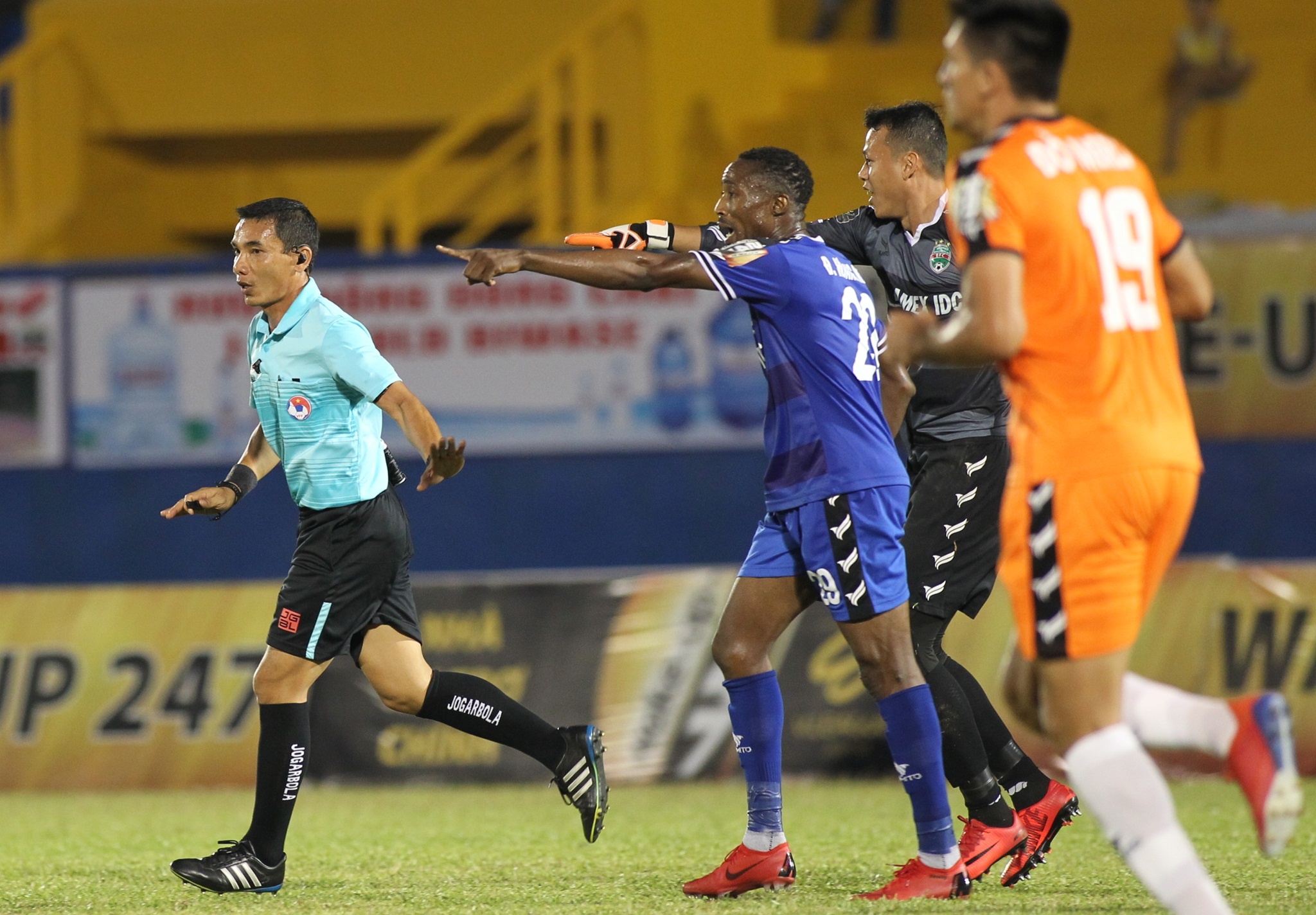 Bui Tan Truong,  Tan Truong,  Binh Duong,  Da Nang,  V.League,  Trong tai,  Le Huynh Duc,  Tran Minh Chien,  Ha Duc Chinh anh 3