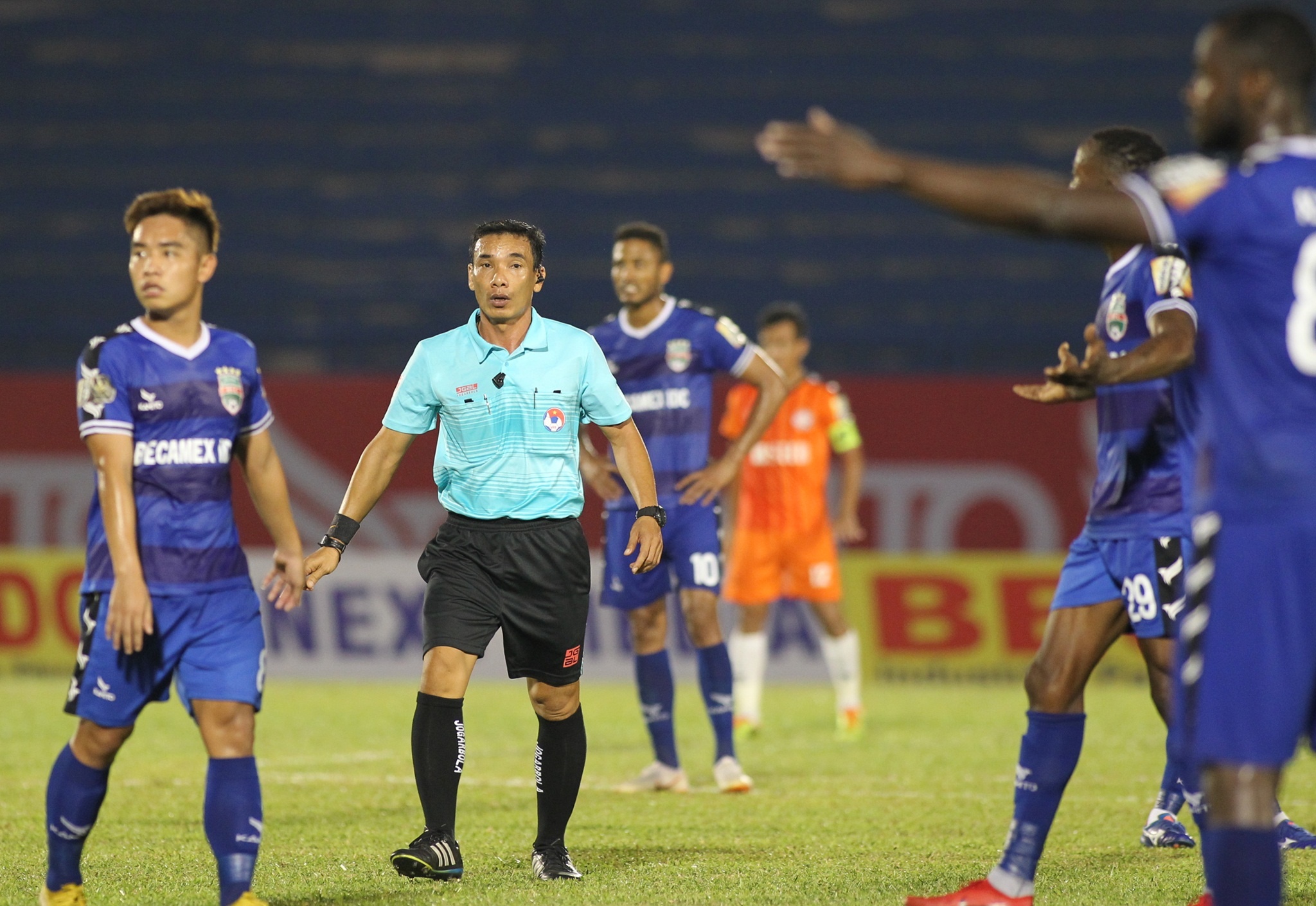 Bui Tan Truong,  Tan Truong,  Binh Duong,  Da Nang,  V.League,  Trong tai,  Le Huynh Duc,  Tran Minh Chien,  Ha Duc Chinh anh 5