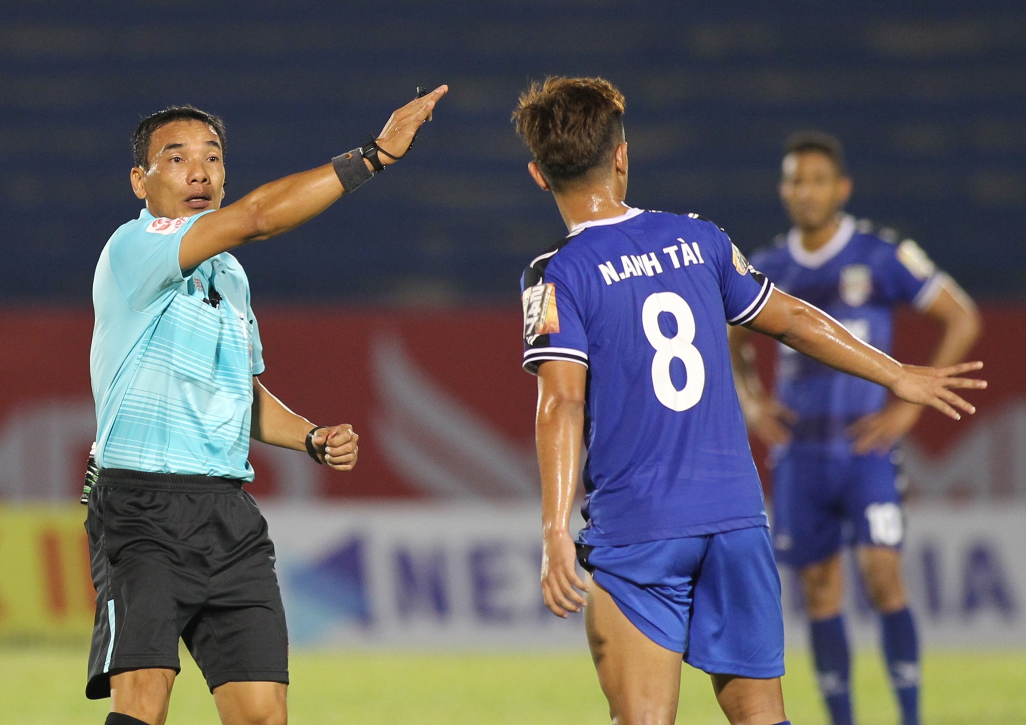 Bui Tan Truong,  Tan Truong,  Binh Duong,  Da Nang,  V.League,  Trong tai,  Le Huynh Duc,  Tran Minh Chien,  Ha Duc Chinh anh 6