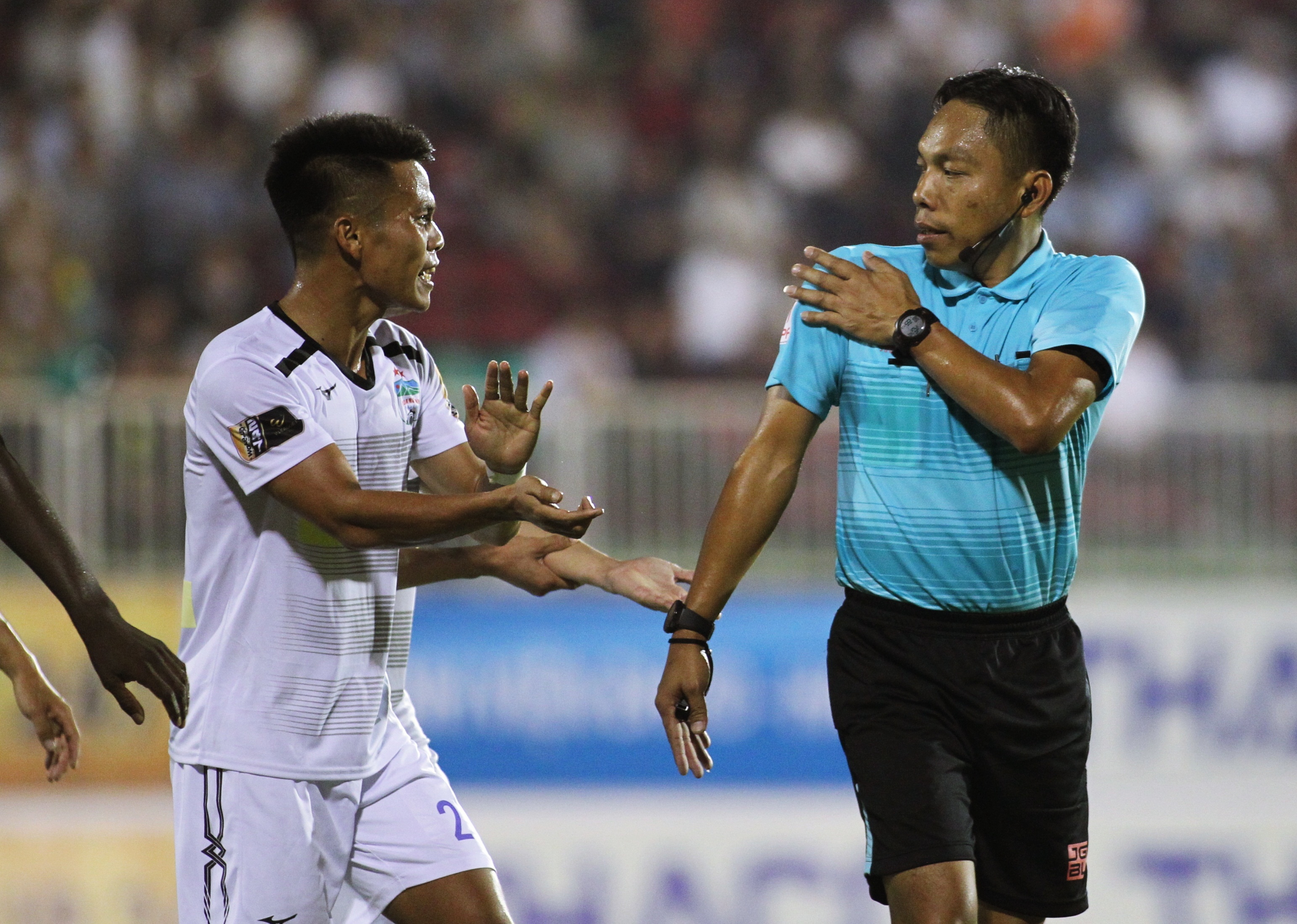 Trong tai khong thoi 2 qua phat den cho HAGL truoc CLB Sai Gon hinh anh