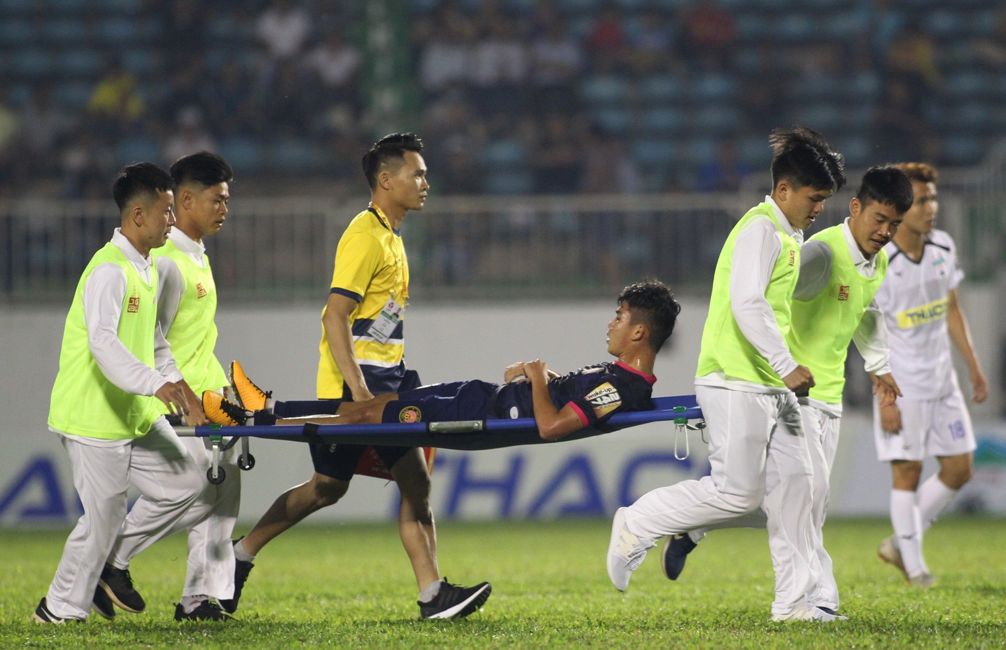Minh Vuong,  HAGL,  Sai Gon,  V.League,  Van Toan,  trong tai,  Pleiku,  Bau Duc,  Duong Minh Ninh anh 6