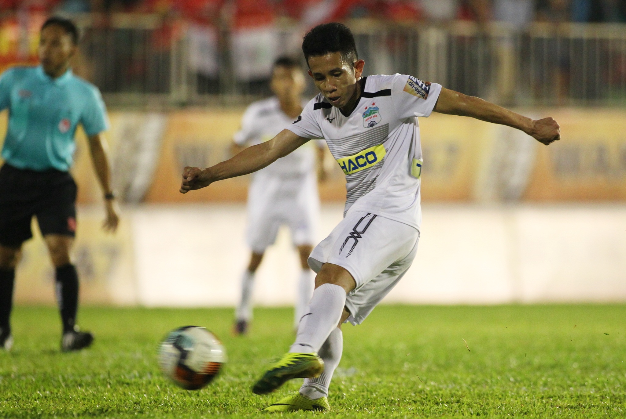 Minh Vuong,  HAGL,  Sai Gon,  V.League,  Van Toan,  trong tai,  Pleiku,  Bau Duc,  Duong Minh Ninh anh 1