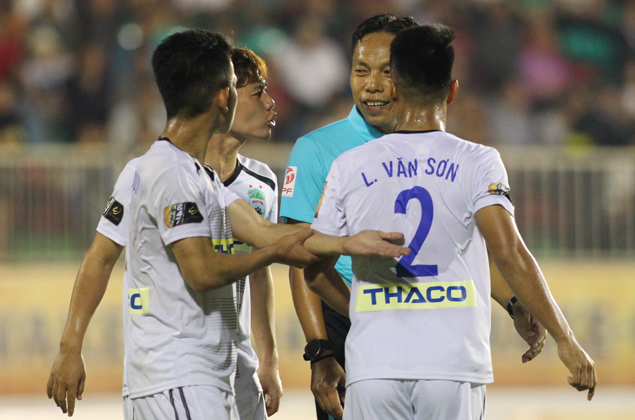Cau thu HAGL tranh cai quyet liet voi trong tai de doi penalty hinh anh