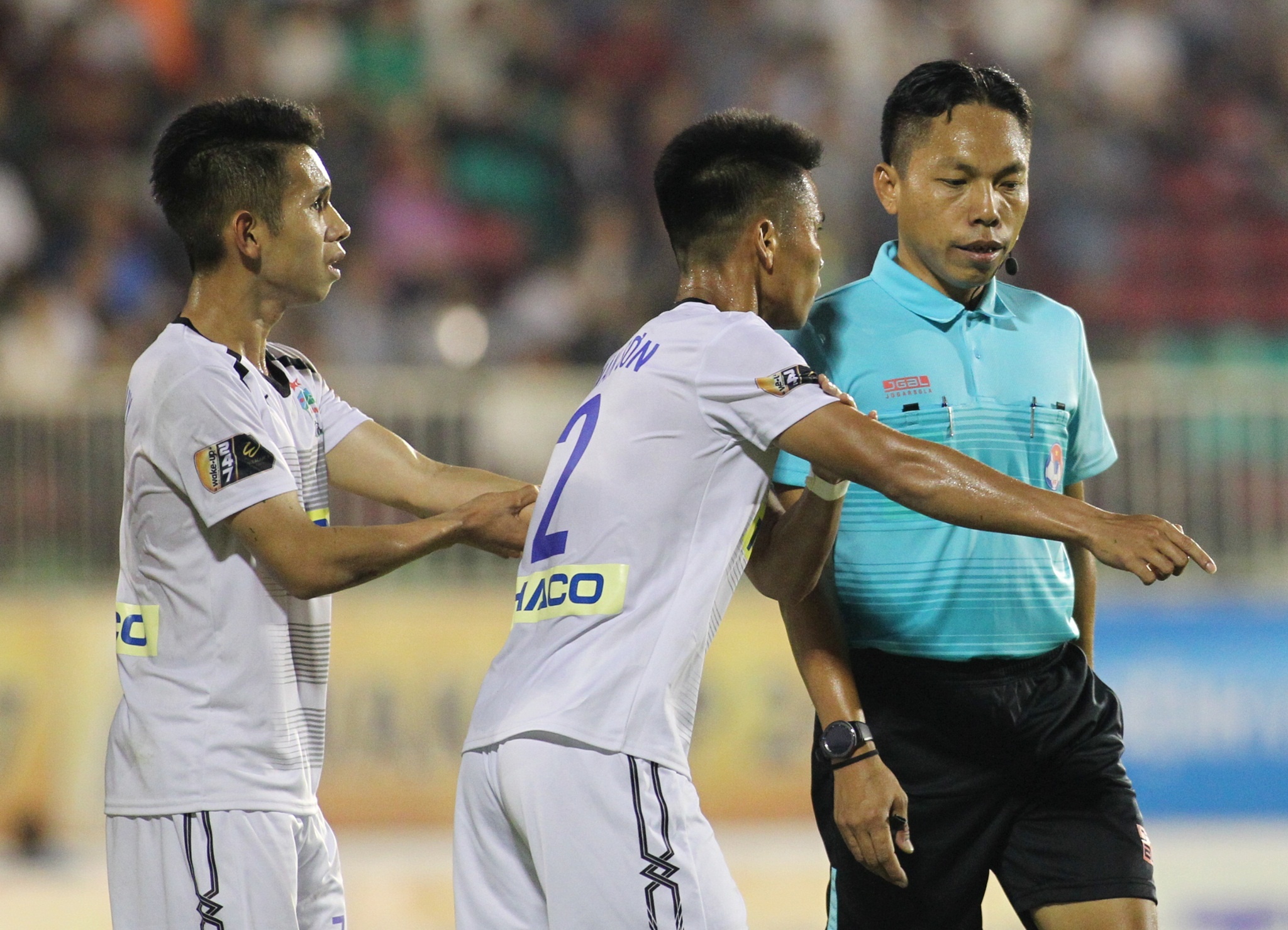 Minh Vuong,  HAGL,  Sai Gon,  V.League,  Van Toan,  trong tai,  Pleiku,  Bau Duc,  Duong Minh Ninh anh 3