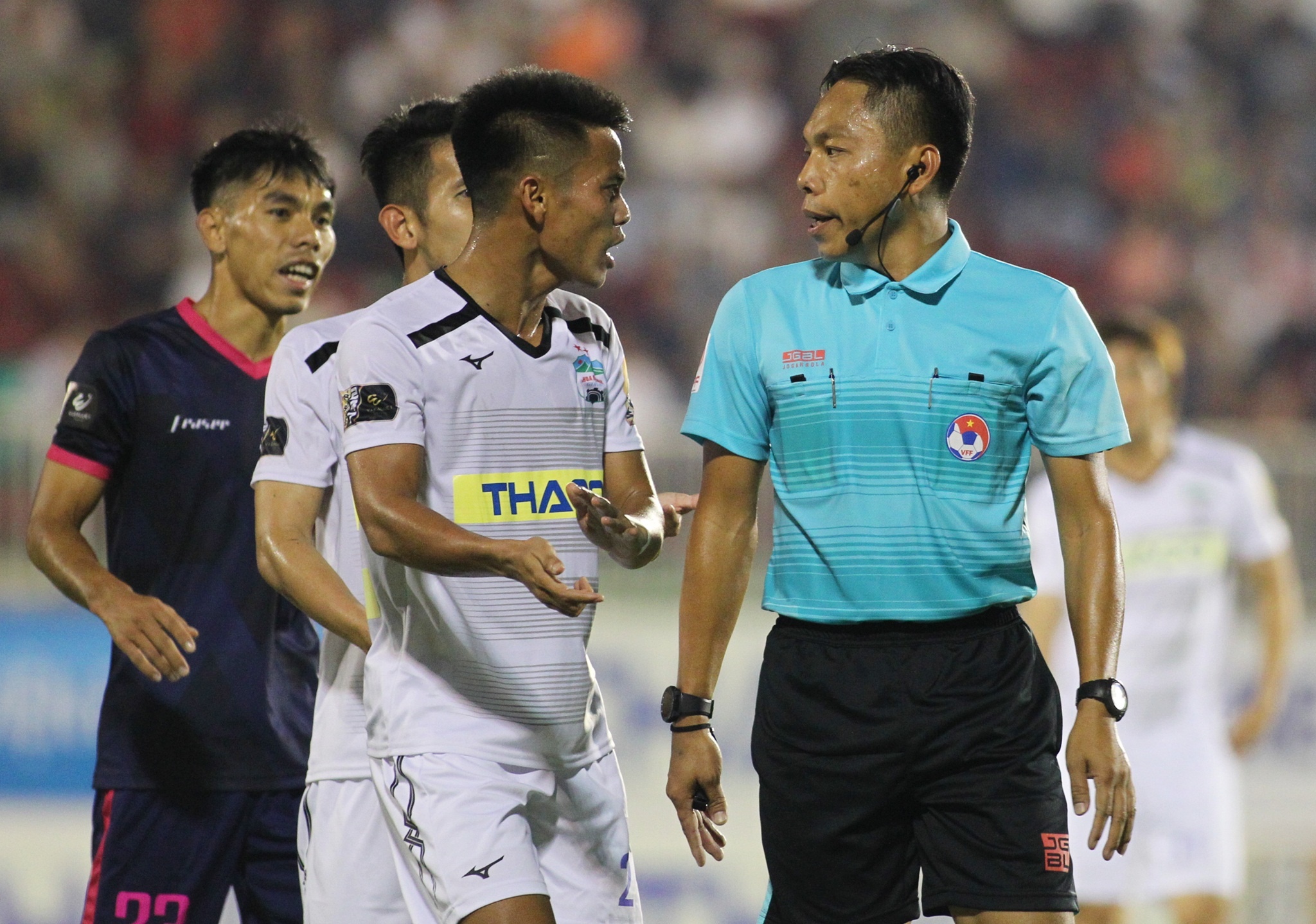 Minh Vuong,  HAGL,  Sai Gon,  V.League,  Van Toan,  trong tai,  Pleiku,  Bau Duc,  Duong Minh Ninh anh 4