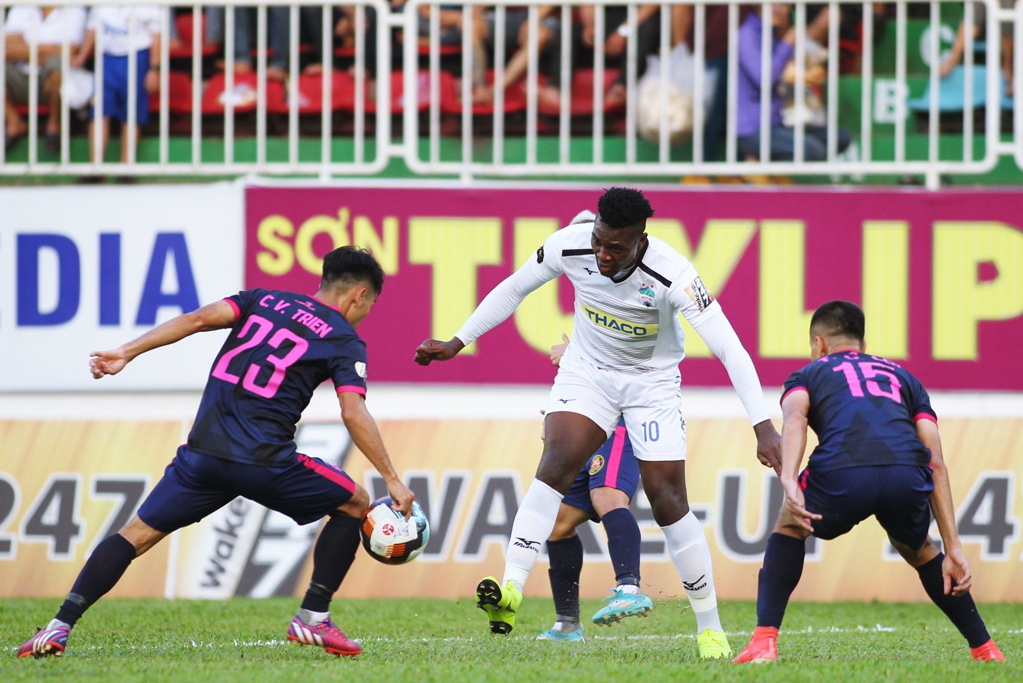 Minh Vuong,  HAGL,  Sai Gon,  V.League,  Van Toan,  trong tai,  Pleiku,  Bau Duc,  Duong Minh Ninh anh 5