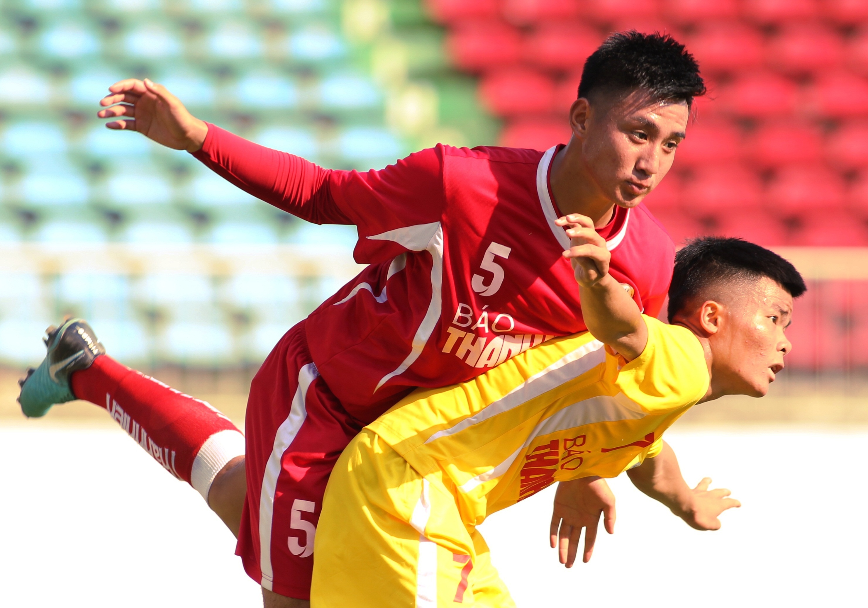 Cau thu Viet kieu bo Roma ve que huong cham soc bo hinh anh