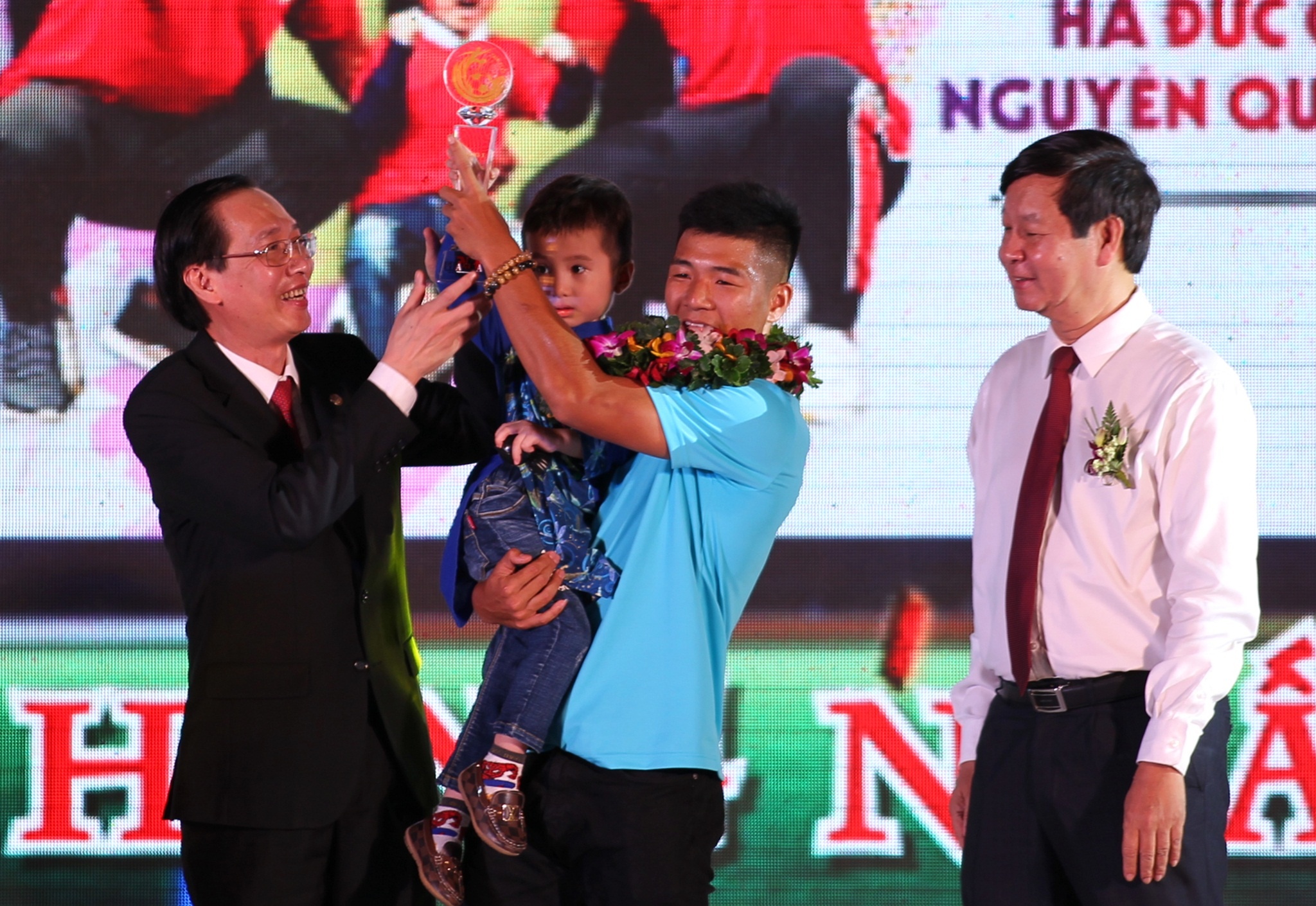 Duc Chinh xuc dong nhan giai Fair-play cung cau be ung thu nao hinh anh