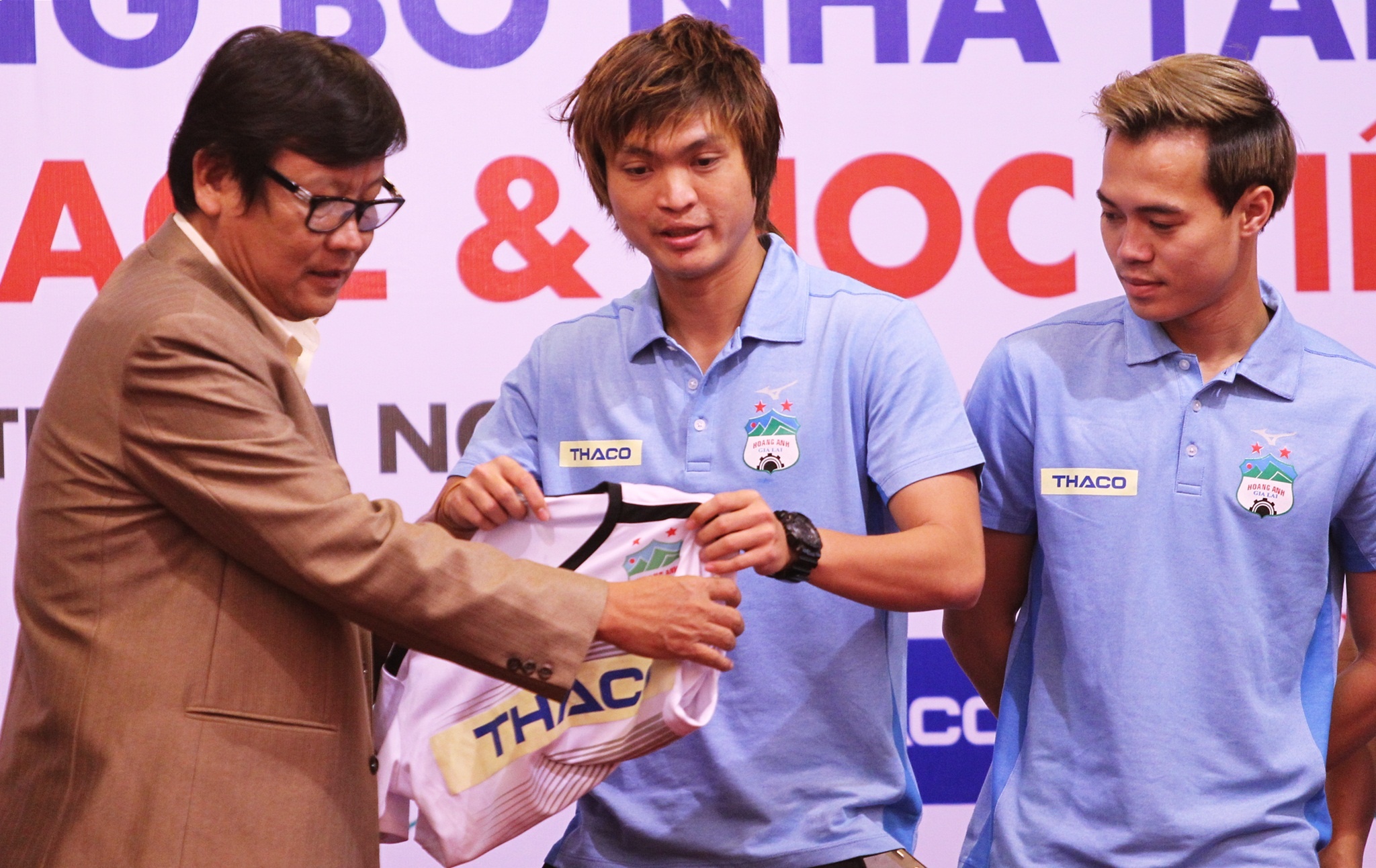 Ty phu USD giao muc tieu cho HAGL phai vo dich V.League hinh anh