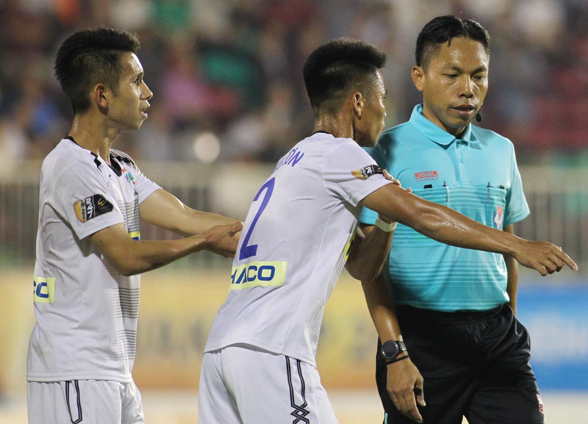 3 trong tai bi ky luat lien tiep o V.League hinh anh