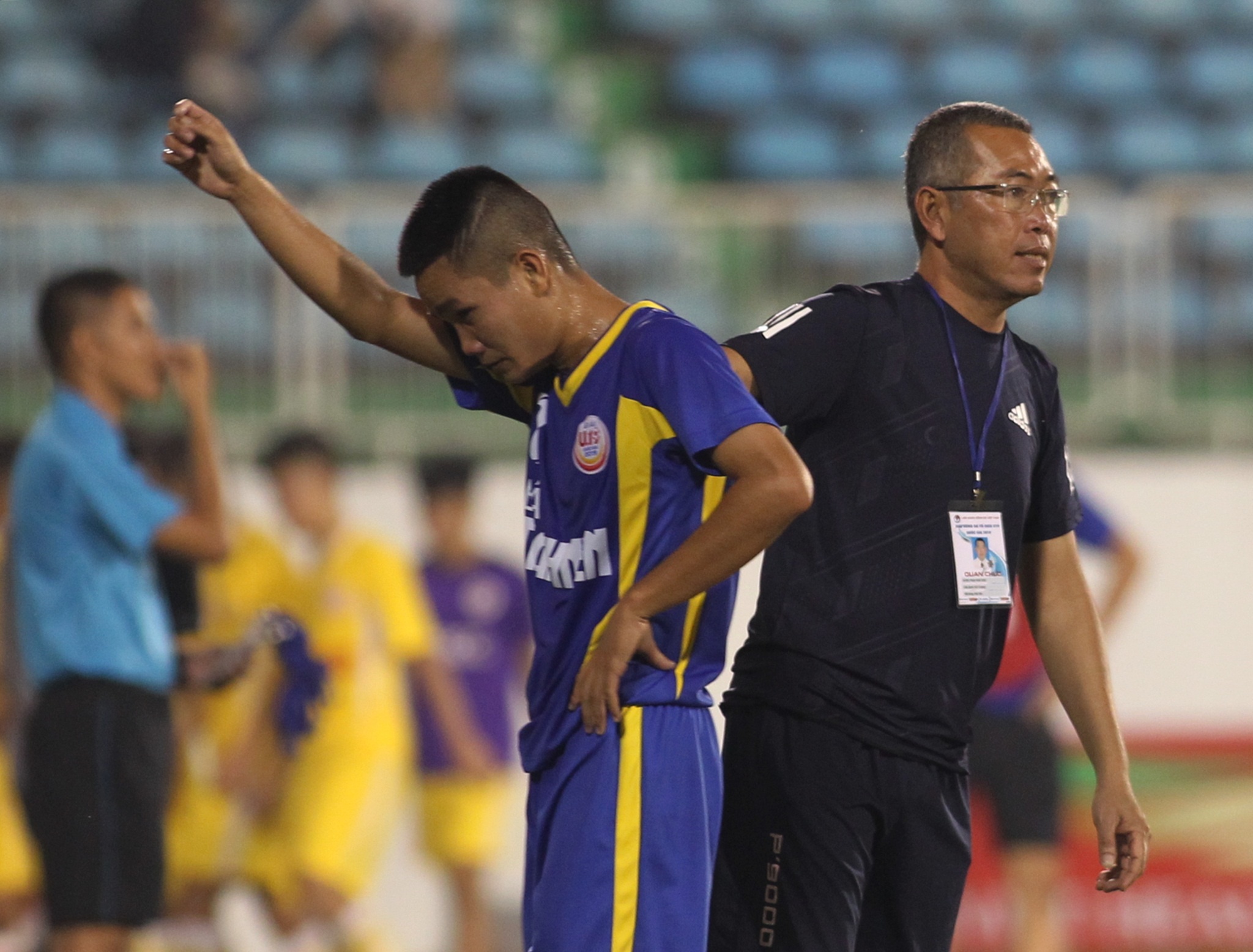 2 phut thi dau kho hieu sau khi bi dan ban cua U19 Phu Yen hinh anh