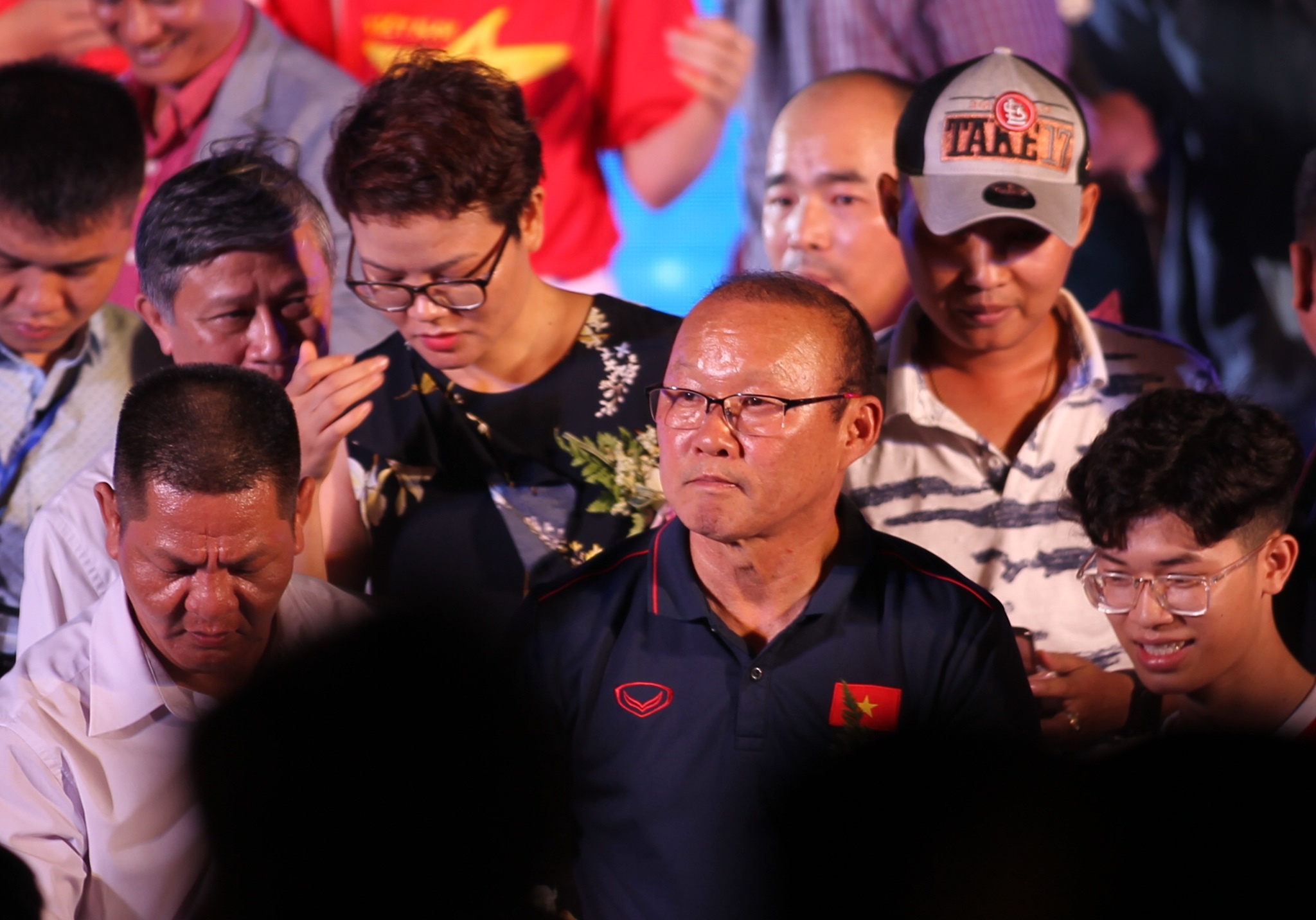 Co dong vien vay kin khi thay tro Park Hang-seo ra xe di ve hinh anh